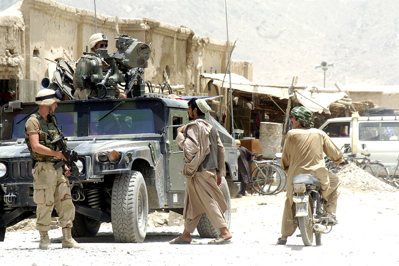 Patrolling_the_Panjwayi_district_near_Kandahar_-b.jpg