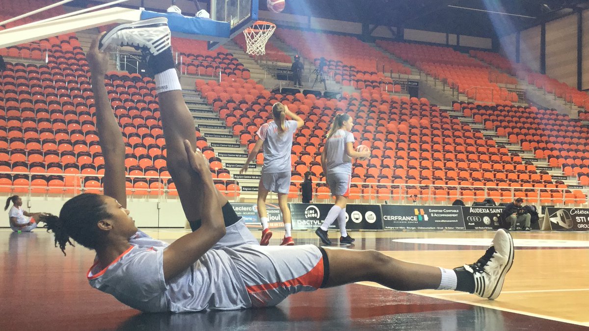 Pre Game stretching. Silver and Orange, two colors that I absolutely love #TangoBourges #SAStars #CuseNation