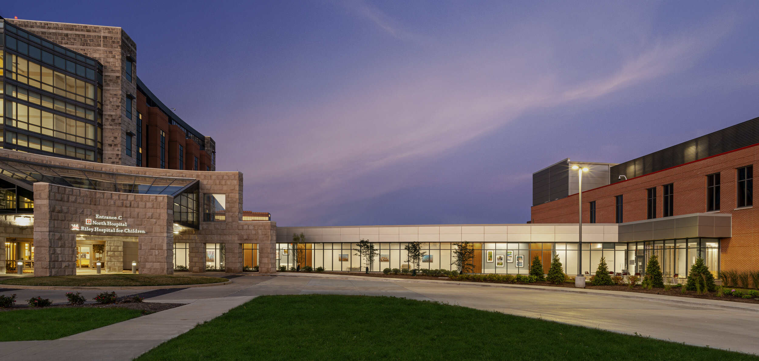 Photograph of a hospital at twilight, taken by architectural photographer Al Ensley.
