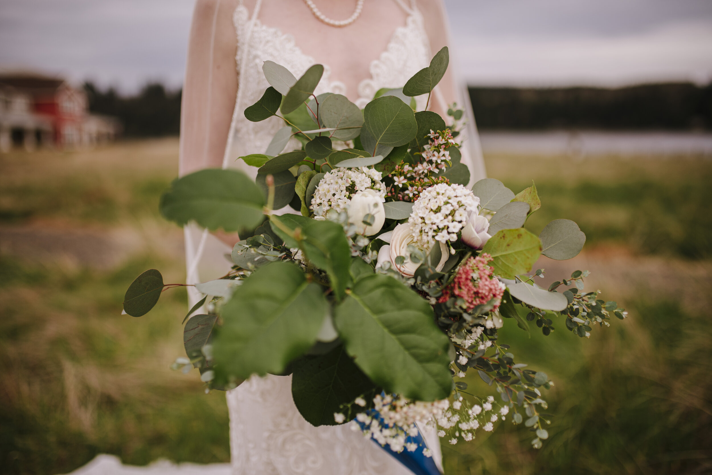 bouquet-bride-groom-wedding-elopement-micro-wedding-port-townsend