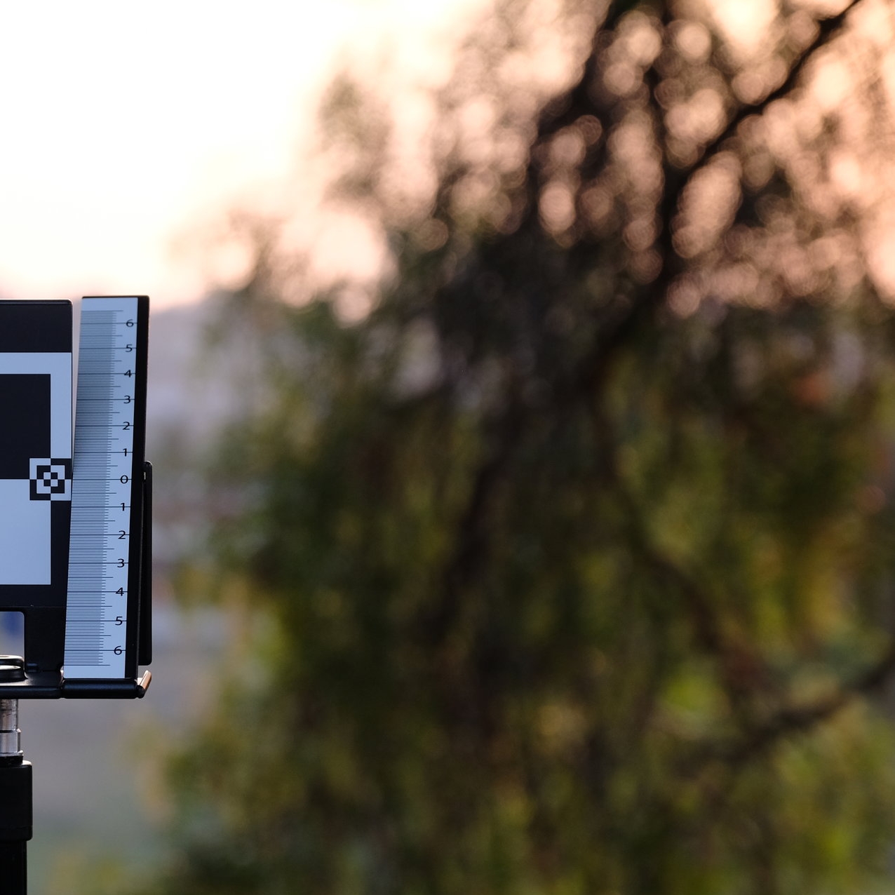 xf1655 at 55mm f4 top right crop. Bokeh balls are still round stopped-down.