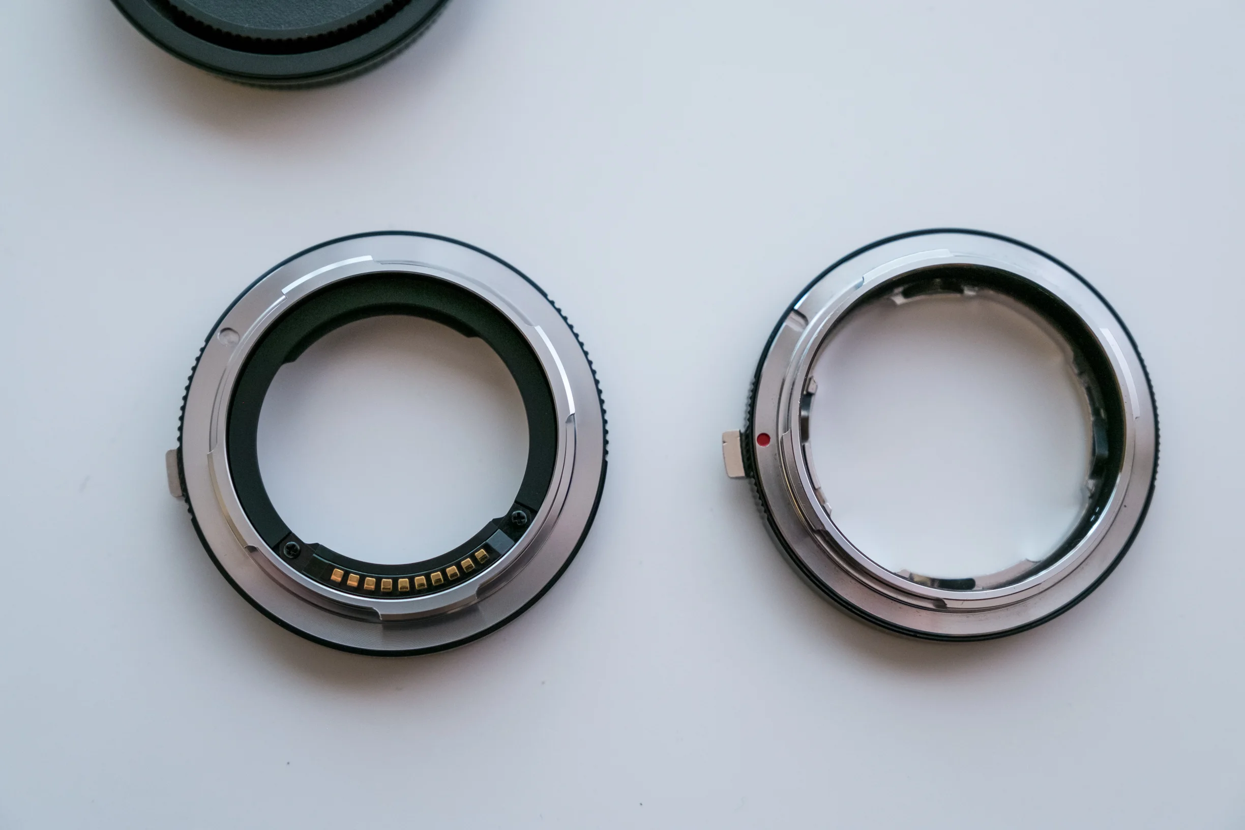 View from the body mount side. Clearly seen are the electrical contacts for the 6-Bit code reader information on the Leica on the left
