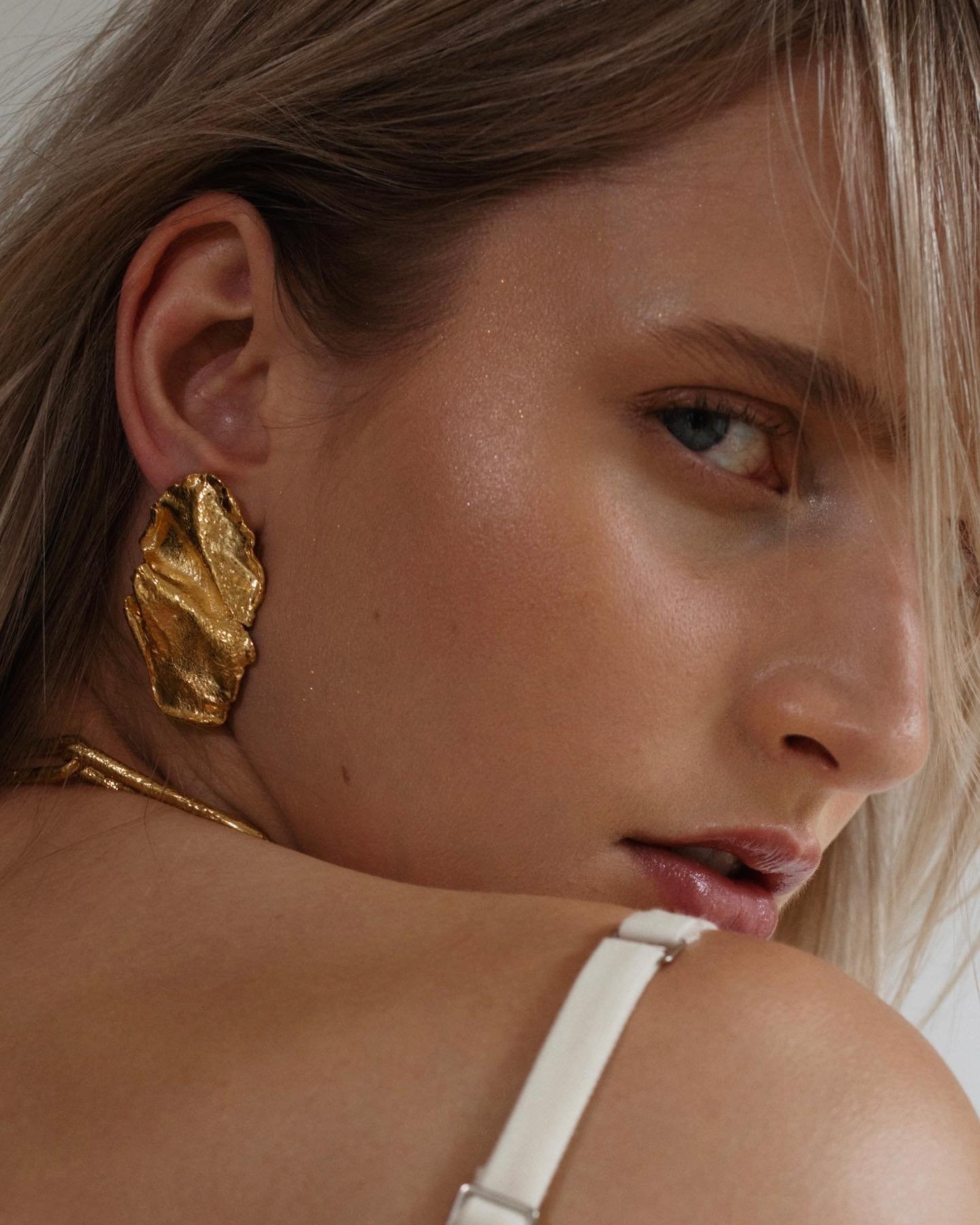 Indulge In The Luxe

Opulence is reborn with The Dolce Vita Earrings. Indulge in the glamour and charm of an era lost but never forgotten.

Discover these handmade sumptuous crumbled fragments online now in both 24k gold vermeil and icy sterling silv