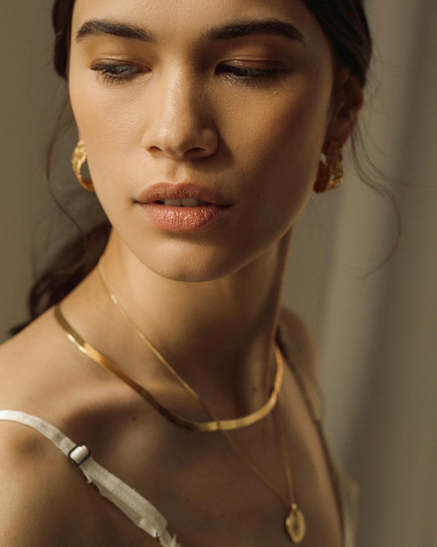 Dripping In Antiquity 

Sumptuously liquid gold layers cascade along the d&eacute;collet&eacute;, gliding and dipping with every move.

Indulge in the luxe and discover The Sleeping Venus necklace now available in 24k heavy gold plated sterling silve