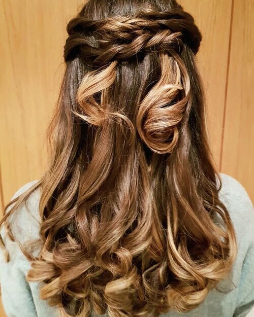  Classic half updo with braids 