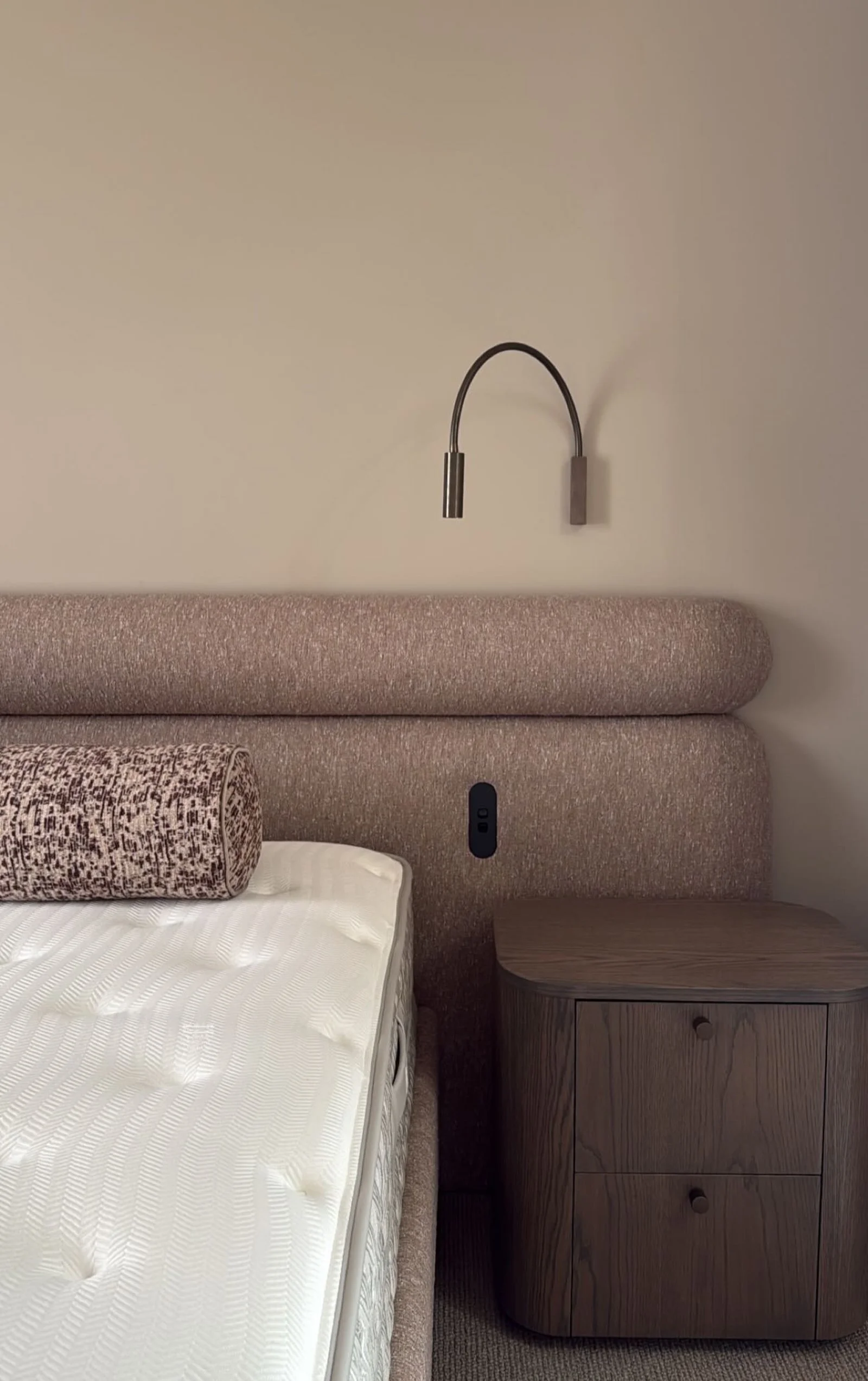 PIVOTING CURVED ARM SCONCE.jpg
