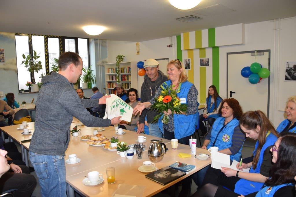 Vielen Dank an Herrn Puhl und seine tollen Mitarbeiter der Bahnhofsmission. Sie leisten täglich eine tolle Arbeit. Vielen Dank an die Familie Tarun, die die Anregung zu diesem Termin gegeben haben und die Erlebnisse und das interessante Projekt im unten stehenden Artikel zusammengefasst haben und sich in vielen Bereichen ehrenamtlich engagieren.   " Besuch in der Bahnhofsmission Jebenstraße    Seit den Wahlen zum Abgeordnetenhaus am 18.9.2016 besuchen meine Frau und ich sehr regelmäßig den Grünen Kieztreff von Urban Aykal am Steglitzer Damm. Uns interessieren viele Projekte, welche von hier aus auf den Weg gebracht werden sollen- u.a. die Einrichtung eines Repaircafésim Frühjahr 2017bis hin zu einer fahrradfreundlichen Umgestaltung des Steglitzer Damms.     Ich selbst binMitglied im GKR der Markusgemeinde und arbeite u.a. seit über 15 Jahren ehrenamtlich dreimal in der Woche für die Berliner Tafel. Somit habe ich seit langem den direkten Kontakt zur Bahnhofsmission in der Jebenstraße, und ichkenne den Leiter dort durch meine Arbeit sehr gut.     So ergab sich von mirder Vorschlag ,einmal die Bahnhofsmission in der Jebenstraße zu besuchen, um die Arbeit vor Ort kennenzulernen. Das stieß auf ein positives Echo, und Benedikt Lux übernahm die zeitliche Organisation und die Kontaktaufnahme zum Leiter der Jebenstraße, Dieter Puhl.      Am 2.März war es dann soweit.   Wir trafen uns im Aufenthaltsraum mit den Mitgliedern Bündnis 90/Die Grünen des Abgeordnetenhauses, Benedikt Lux (innenpolitischer Sprecher), Katrin Schmidberger (Sprecherin für Wohnen und Mieten)&nbsp;und Fatos Topac (Sprecherin für Sozial- und Pflegepolitik) sowie Özcan Mutlu (Sprecher für Bildungs- und Sportpolitik) als Mitglied des Bundestages,&nbsp; Mitglieder der BVV Steglitz-Zehlendorfund Friedrichshain/Kreuzberg sowienoch weiteren Interessierten.      Zu Beginn überreichte Benedikt Lux dem Leiter der Bahnhofsmission einen Blumenstrauß im Namen aller Anwesenden zurerfolgten Verleihung des Bundesverdienstkreuzes durch den Regierenden Bürgermeister Müller für das Engagement Dieter Puhls für die Obdachlosen und Bedürftigen in unserer Stadt. D.Puhlempfindet diese Ehrung allerdings als eine Anerkennung des Dienstes für alle seine ehrenamtlichen Mitarbeiter*innen, ohne die nichts geht!   “Wir alle sind das Bundesverdienstkreuz“- so formuliert er das.       Nach einer Einführung in die Einrichtung der Bahnhofsmission wurden die Anwesenden eingeteilt, um bei derEssenausgabe von 14-15 Uhr aktiv zu helfen.   Danach gab es eine Gesprächsrunde zum geplanten neuen Centrum der Berliner Stadtmission. Die Pachtzahlung übernimmt die DB für 25 Jahre.   Es soll nach Fertigstellung Fachangebote für Obdachlose, religiöse Begegnungen und für Kultur-und Bildungsarbeit geben.   Die Stadtmission möchte für dieses Projekt gerne auch die Grünenfür eine finanzielle Unterstützung gewinnen, denn die Umbaukosten sind erheblich.     Die Vertreter der Grünen sowie alle Anwesenden waren sehr angetan von dieser Vision. Es wird dazu Vorschläge der Grünenfraktion geben, um das Projekt anzuschiebenund vor allem es finanziell zu unterstützen.       Es war insgesamtein für alle Beteiligteninteressanter und informativerNachmittag mit intensivem Gedankenaustausch, und die geführte Diskussion zu dem bevorstehender Projekt lässt hoffen, dass zeitnah ein Erfolg sichtbar werden kann.      Der Dank geht an alle, die an diesem Tag vor Ort waren, um zu sehen, was hier täglich ehrenamtlich geleistet wird für diejenigen, die es in unserer Gesellschaft nicht so gut haben oder/und häufigunverschuldet in diese Situation geraten sind,&nbsp; und die Bahnhofsmission täglich aufsuchen müssen, wo ihnen nicht nur durch die Verpflegung geholfen werden kann.   Mittlerweile gibt es seit kurzem auch eine Hygienestation gleich nebenan, wo z.B. geduscht werden kann, auch ein Projekt, dass die Deutsche Bahn raummäßig mit 300.000€ finanziert hat, das sehr angenommen wird und unbedingt notwendig war.      Schauen Sie doch einfach mal auf einen Kaffee in der Bahnhofsmission vorbei und gucken Sie sich die Einrichtung und den Betrieb selbst an.   Übrigens- Sie können helfen, z.B. durch eine Geldspende für den Zukauf von Lebensmittel.   Dringend werden ganzjährig Schlafsäcke und Unterwäsche benötigt. Ganz sicher könnte hierdurch eine größere Spende von Schlafsäcken schnell geholfen werden. Herzlichen Dank!  &nbsp;  Günter und Inge TARUN"