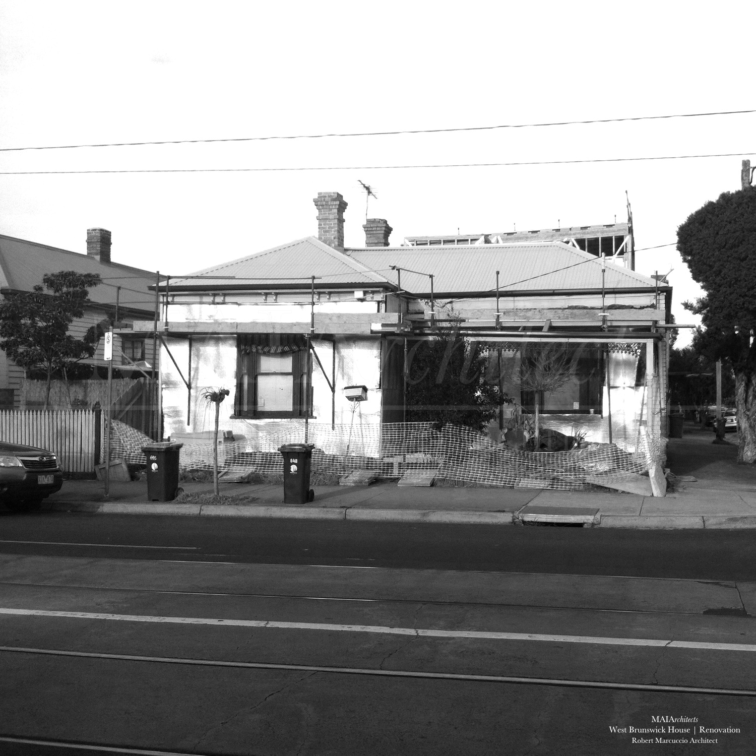 MAIArchitects_brunswick_west_house_bw_01.1_front_robert_marcuccio_architect.jpg