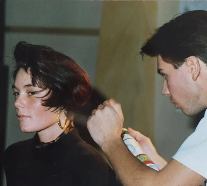 '86 Hij solliciteert bij de Intercoiffure groep België. De uitdaging voor zelfontplooiing start en zal nimmer eindigen. In hetzelfde jaar wordt hij opgenomen in het 'J&J Team' (nu het 'Young ICD'), dat als doelstelling heeft om verschillende jonge, talentvolle kappers samen te brengen.