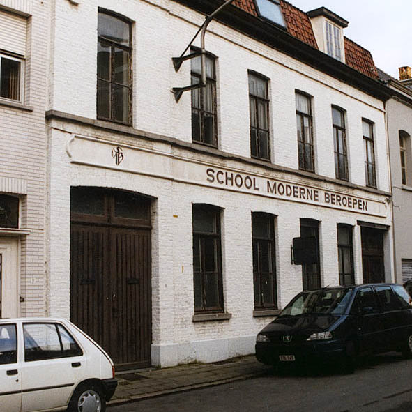 '85 Nicolas Sioen volgt een kappersopleiding aan de School voor Moderne Beroepen in Kortrijk en leert daar zijn echtgenote Kathy Macco kennen.