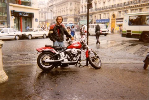 92 Je ziet Nicolas Sioen met zijn beste vriend op zijn Harley. Ze coifferen miss België.