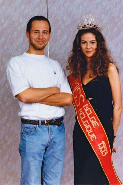 92 Je ziet Nicolas Sioen met zijn beste vriend op zijn Harley. Ze coifferen miss België.
