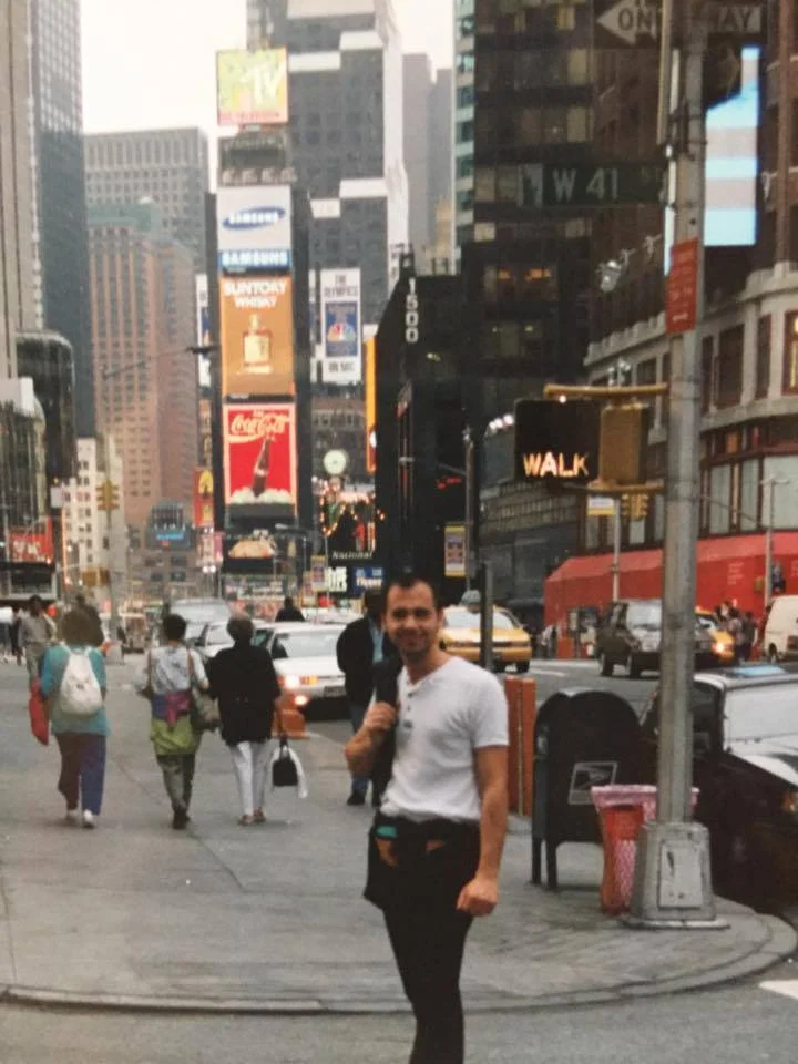 Na de Prestige in Parijs bij Dessange, gaat Nicolas Sioen op uitnodiging van de groep naar New York. Hij wordt gevraagd om de eerste Club Dessange op 5th Avenue in de USA te openen. Het zijn gloriedagen maar de realiteit ligt in Rekkem. Samen met Kathy wil hij het daar waar maken.