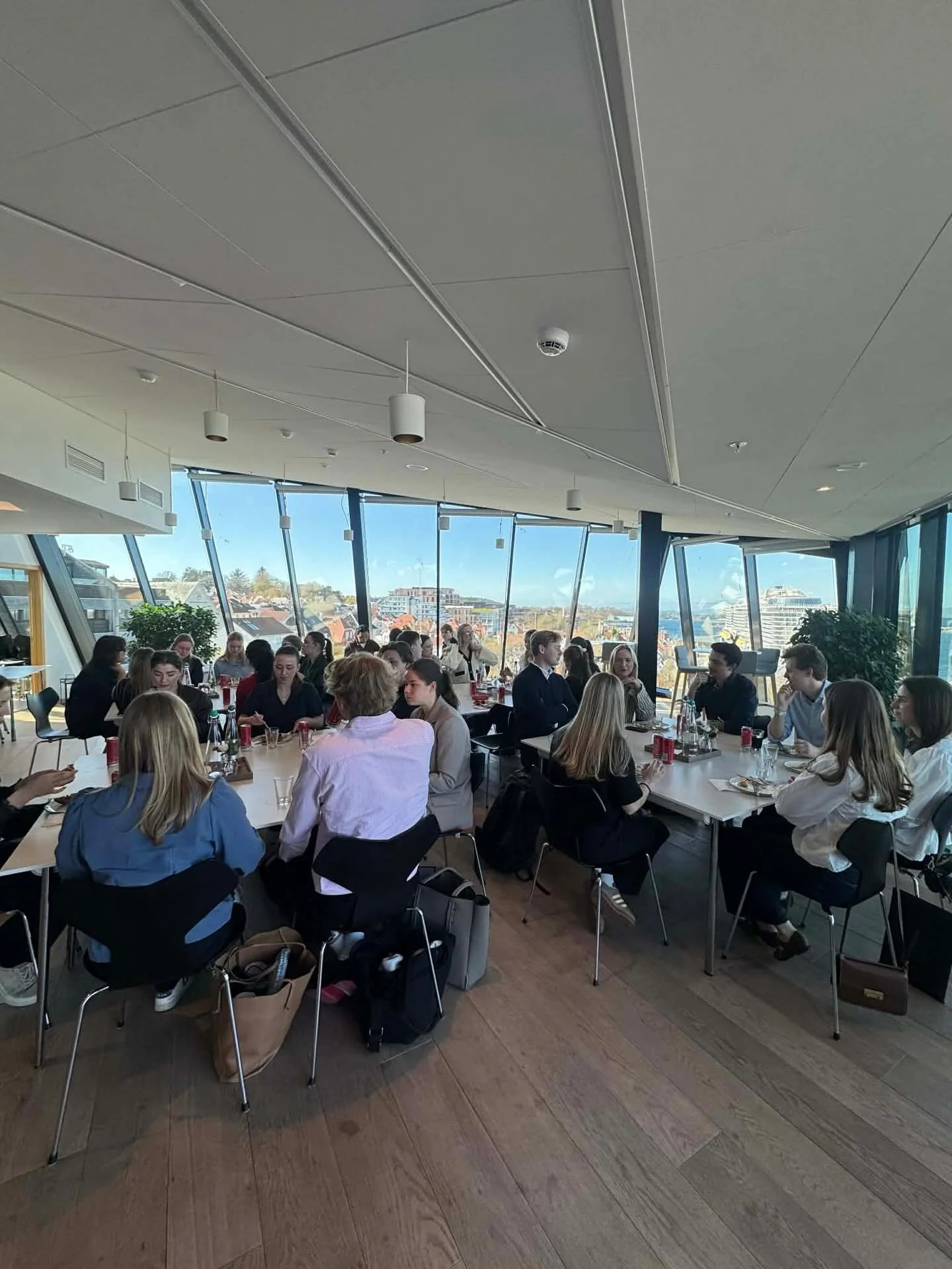 I dag var tredjeklasse p&aring; bes&oslash;k hos v&aring;r hovedsamarbeidspartner CMS Kluge, hvor det ble holdt eksamenskurs i obligasjonsrett 💙 Tusen takk for et l&aelig;rerikt kurs!