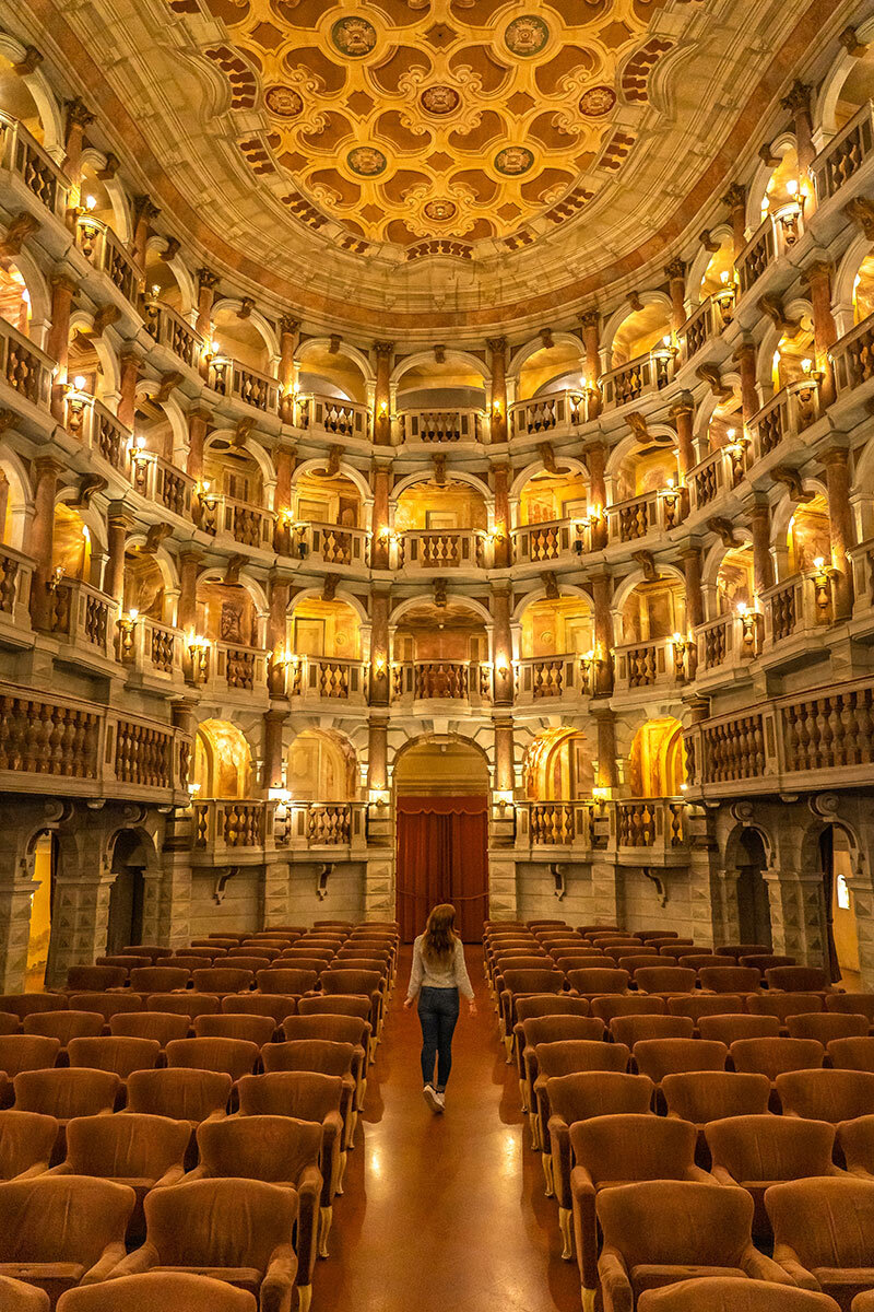 Mantova-Bibiena-Theatre.jpg