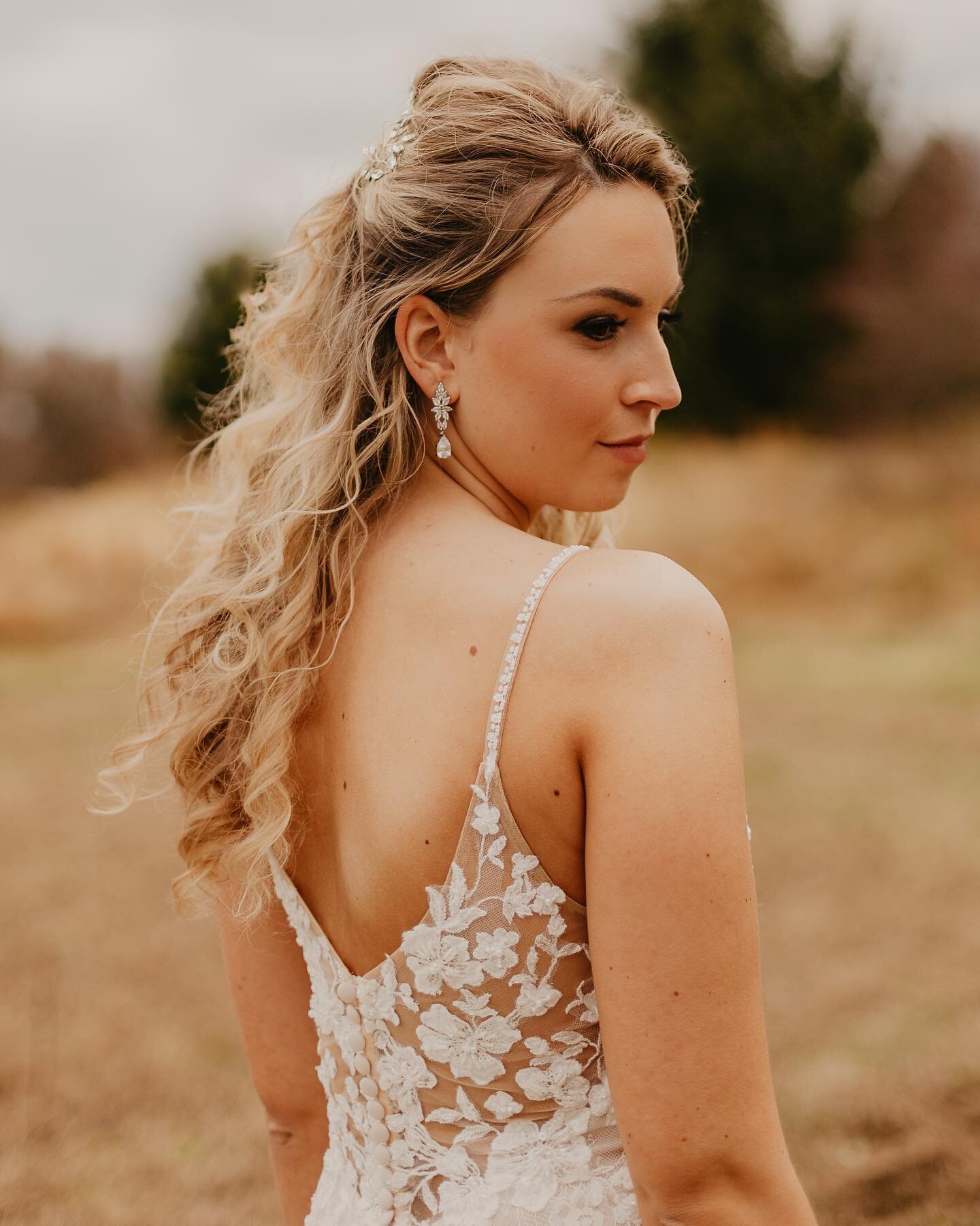 Can we just talk about how gorgeous this bride is!?