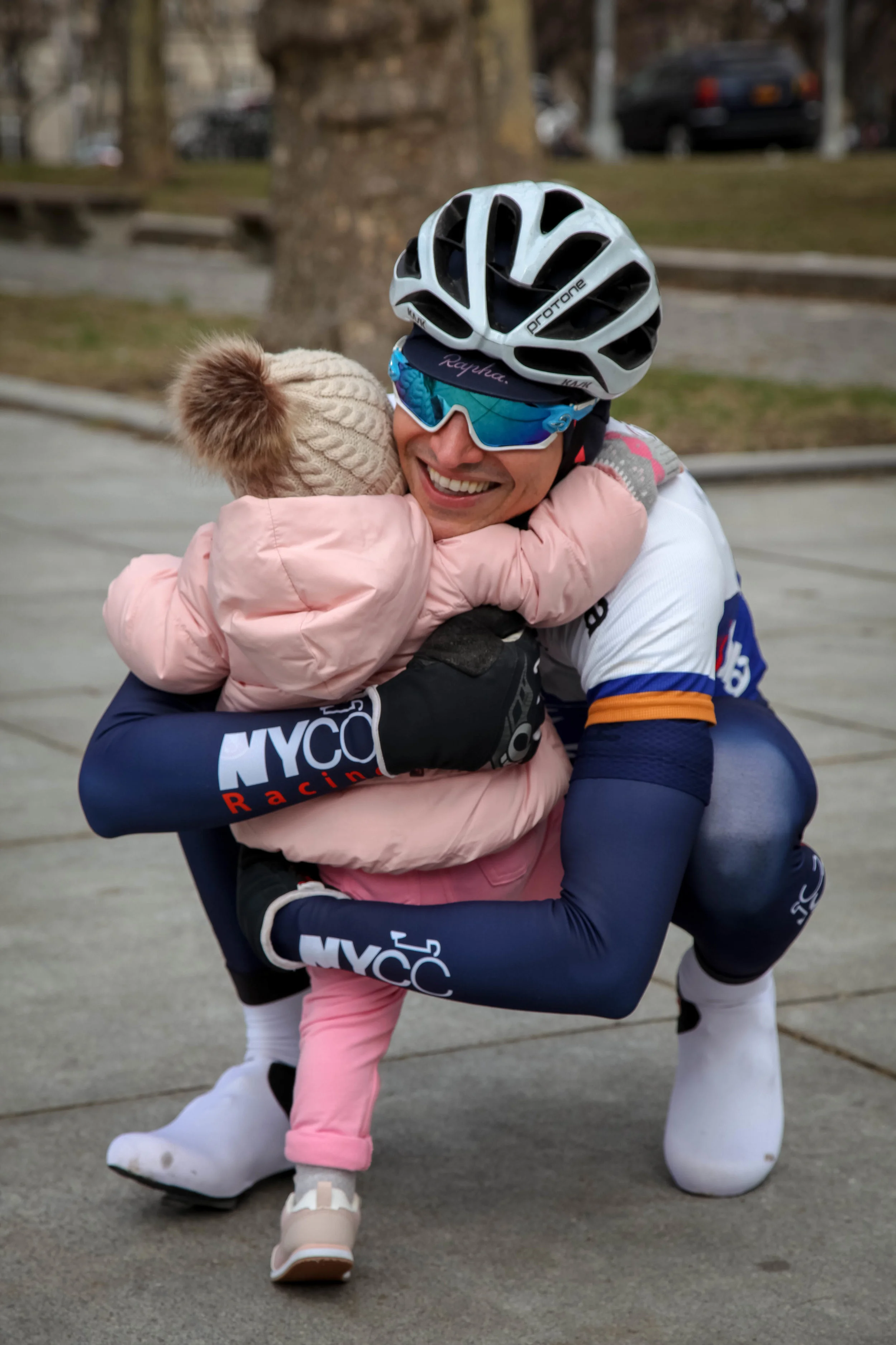 Balancing cycling with a busy family life is a challenge that many people can relate to. After Luiz’ daughter Mia was born, it wasn’t easy for him to stick to a structured training program. But that was exactly what he did and not without success: He went on to win the New York State Criterium Championship! However, the best part of this story is that Luiz got to celebrate this highlight with his daughter – a dream come true!