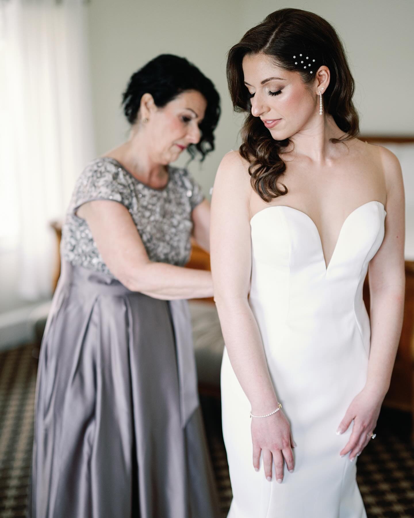 Annndddd the sneak peeks are coming through already! I am so here for 2024! 💫 

Photos: @coltonsimmonsphotography 
Hair: @shelbywhite_hmu 
Venue: @oceancliffnewport 
Getting ready: @littlegoldnpt
Video: @lmproductions88 

#rhodeislandmakeupartist&nb