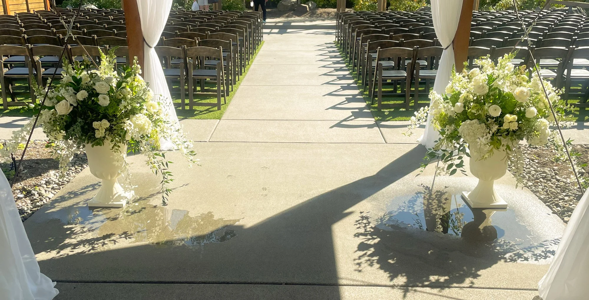 classic_white_wedding_urn_flowers.jpg