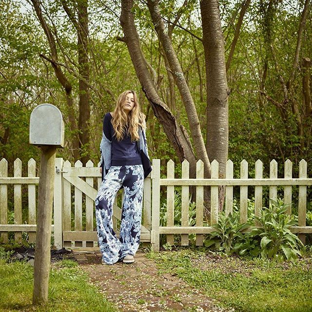 Amazing #johnsmedleyknitwear @jessmcguire_dudley
.
.
.
.
#mailbox#picketfence#wildwoods#shootlocation#locationhouse#americanlook#wildgarden