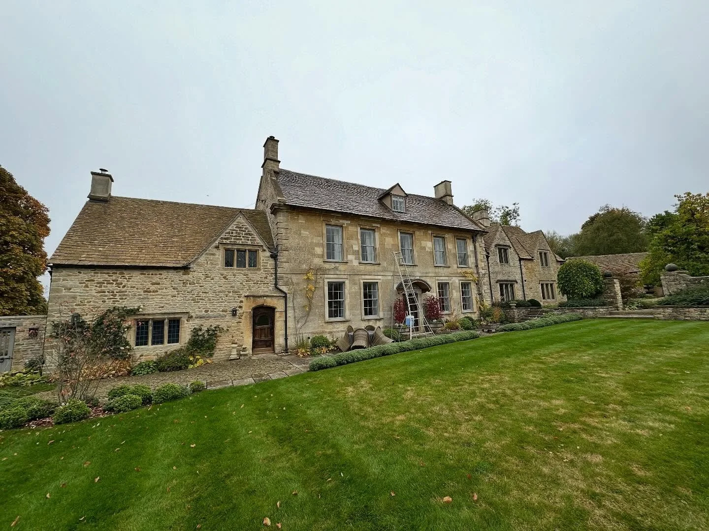 Revisiting a Beautiful Cotswold Property in Church Westcote! 🏡
We were back at this stunning Cotswold stone property in Church Westcote in the Cotswolds this week — just over 2.5 years after our original clean — to reapply a biocide tre