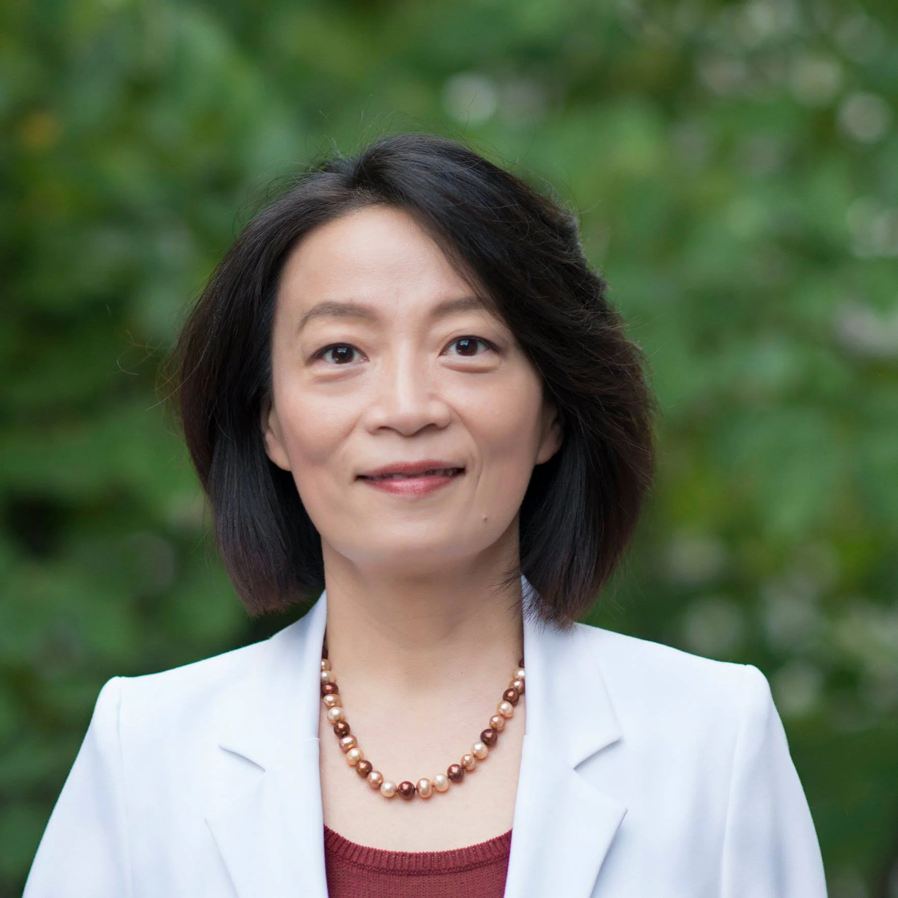 HONGBIN GU Dr. Hongbin Gu is a Chapel Hill town council member and a current faculty member at the Department of Psychiatry, UNC-Chapel Hill. Her current research focuses on developing and applying new quantitative methods to behavioral and biological data in neuroscience. Dr. Gu served on the Town of Chapel Hill Environmental Stewardship Advisory Board before being elected to the Town Council. She has volunteered for Chapel Hill Carrboro City Schools in its PTA, School Improvement Teams, and advisory boards. She is the former principal and current board chair of the Chinese School at Chapel Hill. She is also the organizer of the community culture event LIGHTUP. 