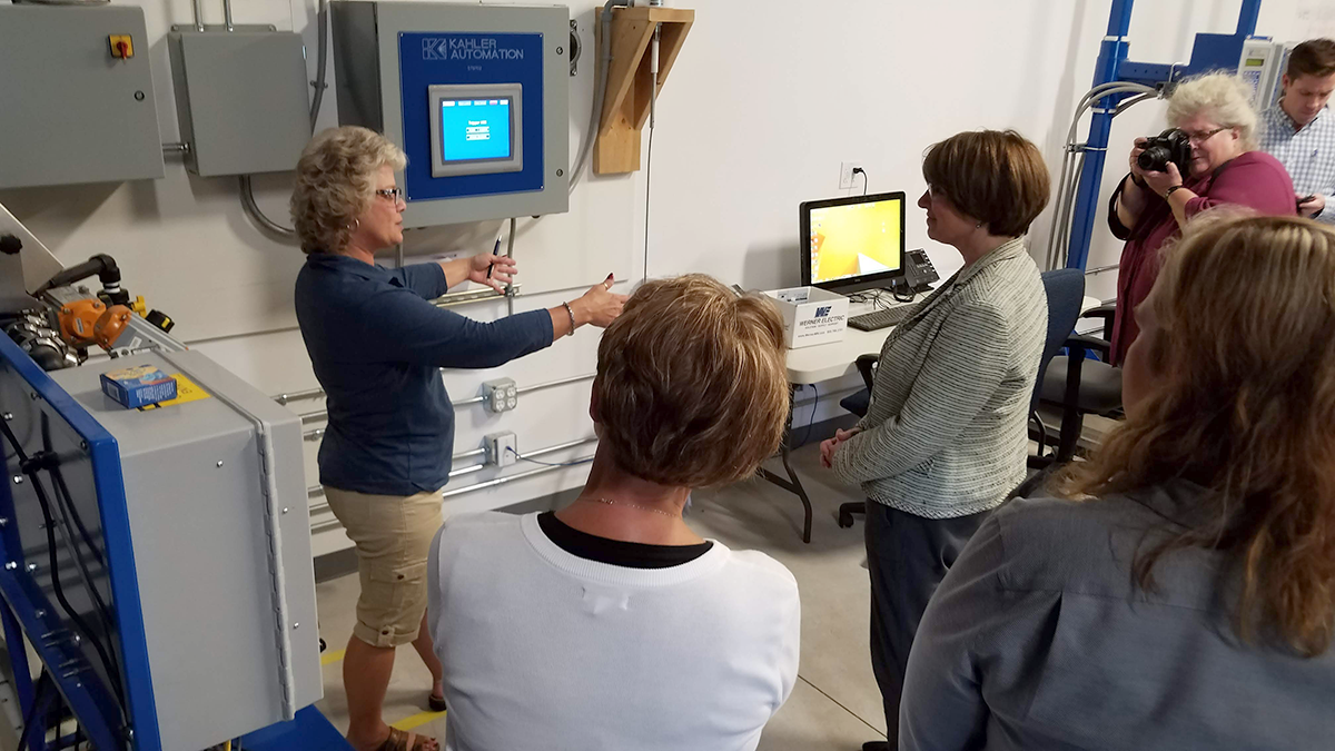 HMI Programmer Kristi Prafke begins to explain Kahler’s laser-guided, automated tripper control to Sen. Klobuchar.