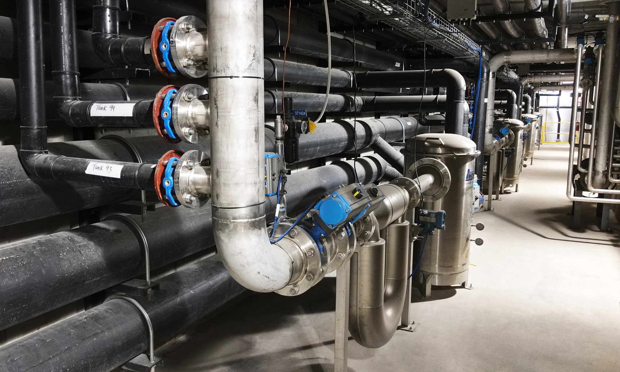  Two tunnels beneath the building house each bay’s plumbing including flow meters, strainers, valves, and air solenoid panels to ensure all products are delivered accurately and quickly. 
