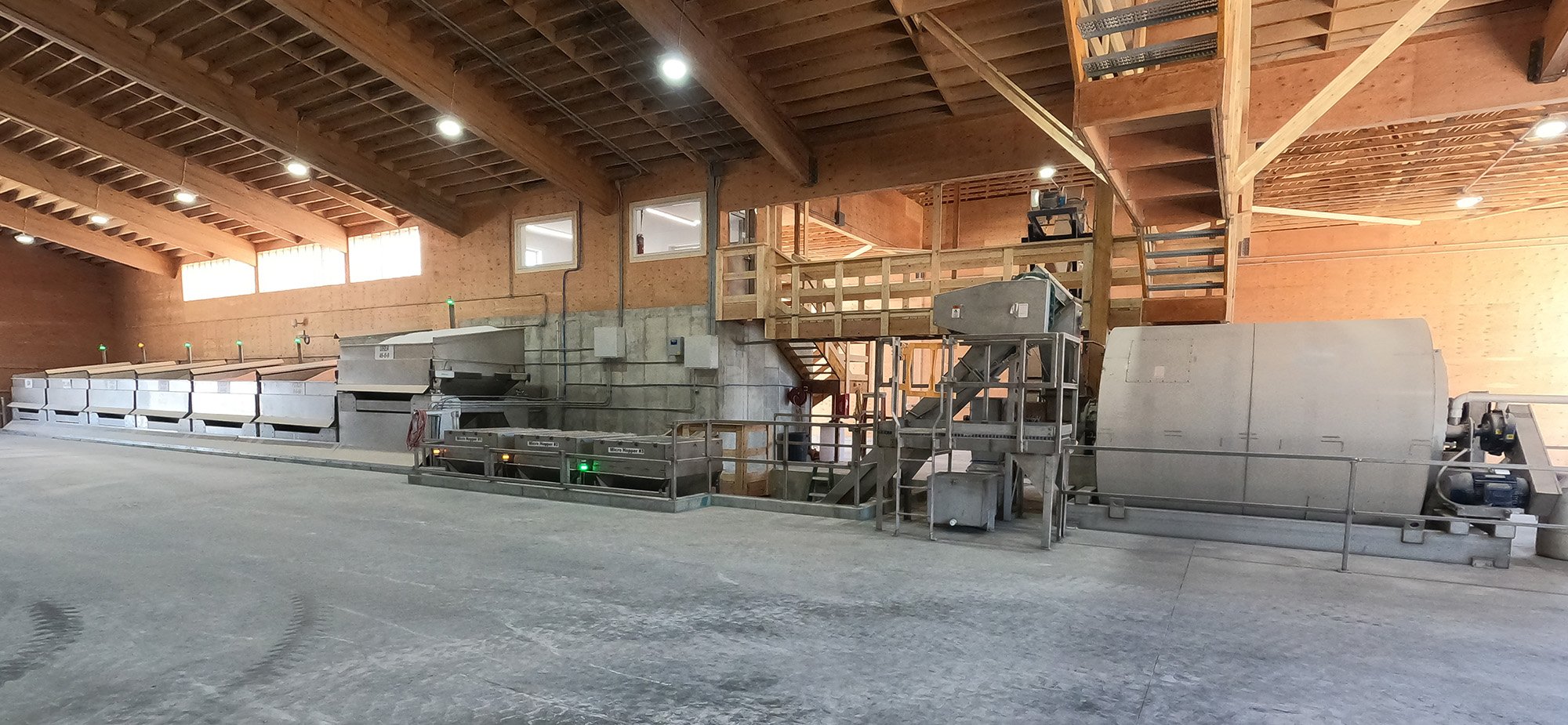  The Kahler system controls a multi-bin system that features scales, discharge gates, conveyors, and an 8-ton orbital mixer. The system has six main bins, one swing, and three micro bins. 