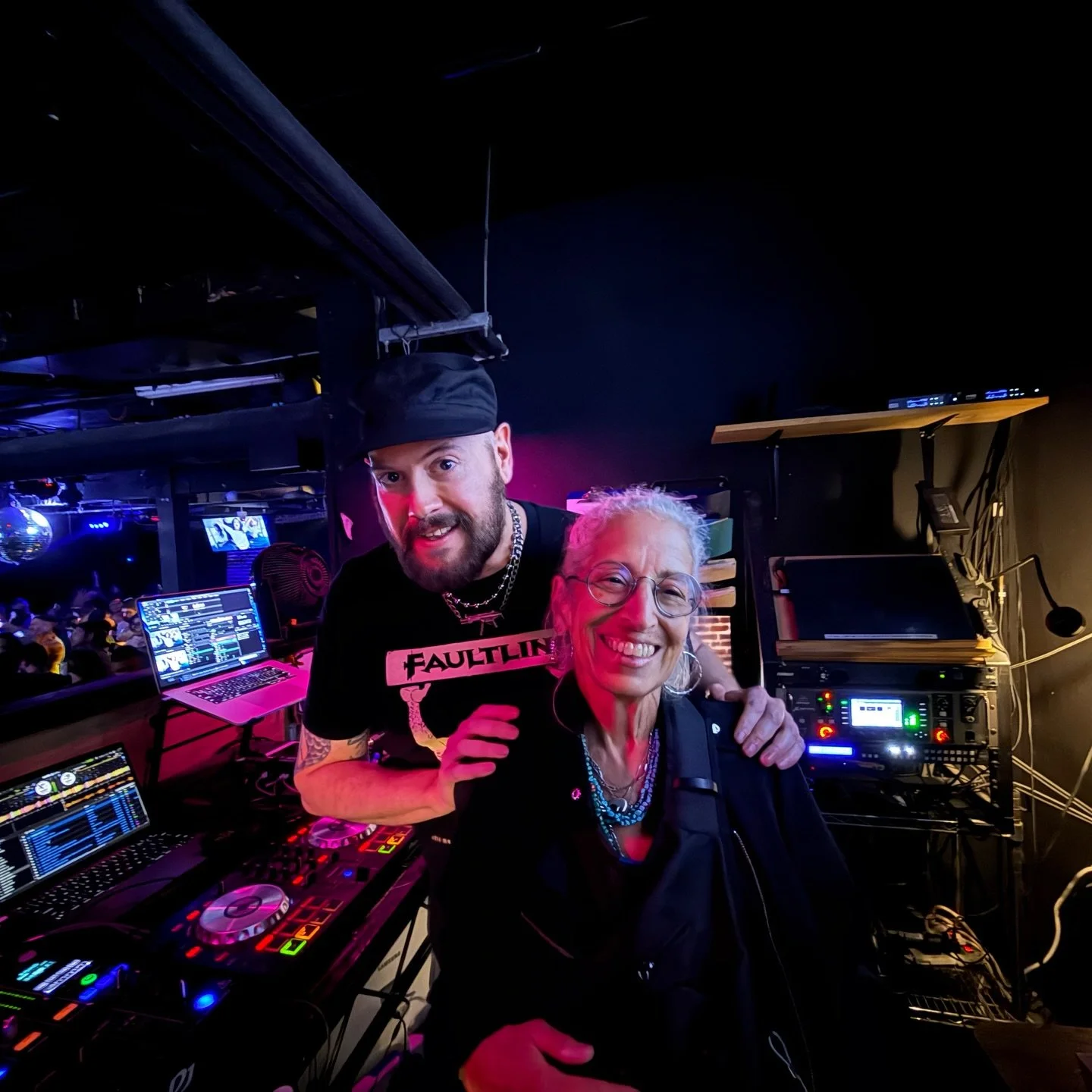 🪩 In the booth w @djshyboy 🎧 @kyliexcxmusic @precinctdtla ✨🧚&zwj;♂️💚

📸 @marknubar