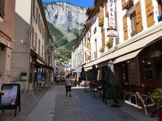 Visit the numerous small towns and villages in the region and taste local honey, charcuterie, breads, cheeses, fruit tarts and ice cream.