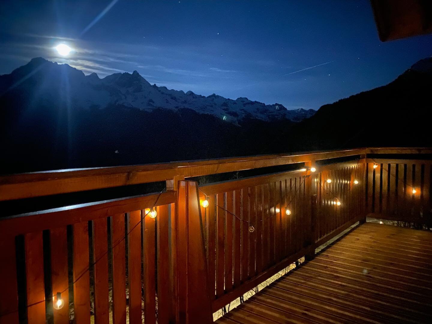 Beginning of the day and end of the day @freshtracksski both equally beautiful #ozenoisans #freshtracksski #skitrip #balconyview #alpedhuez