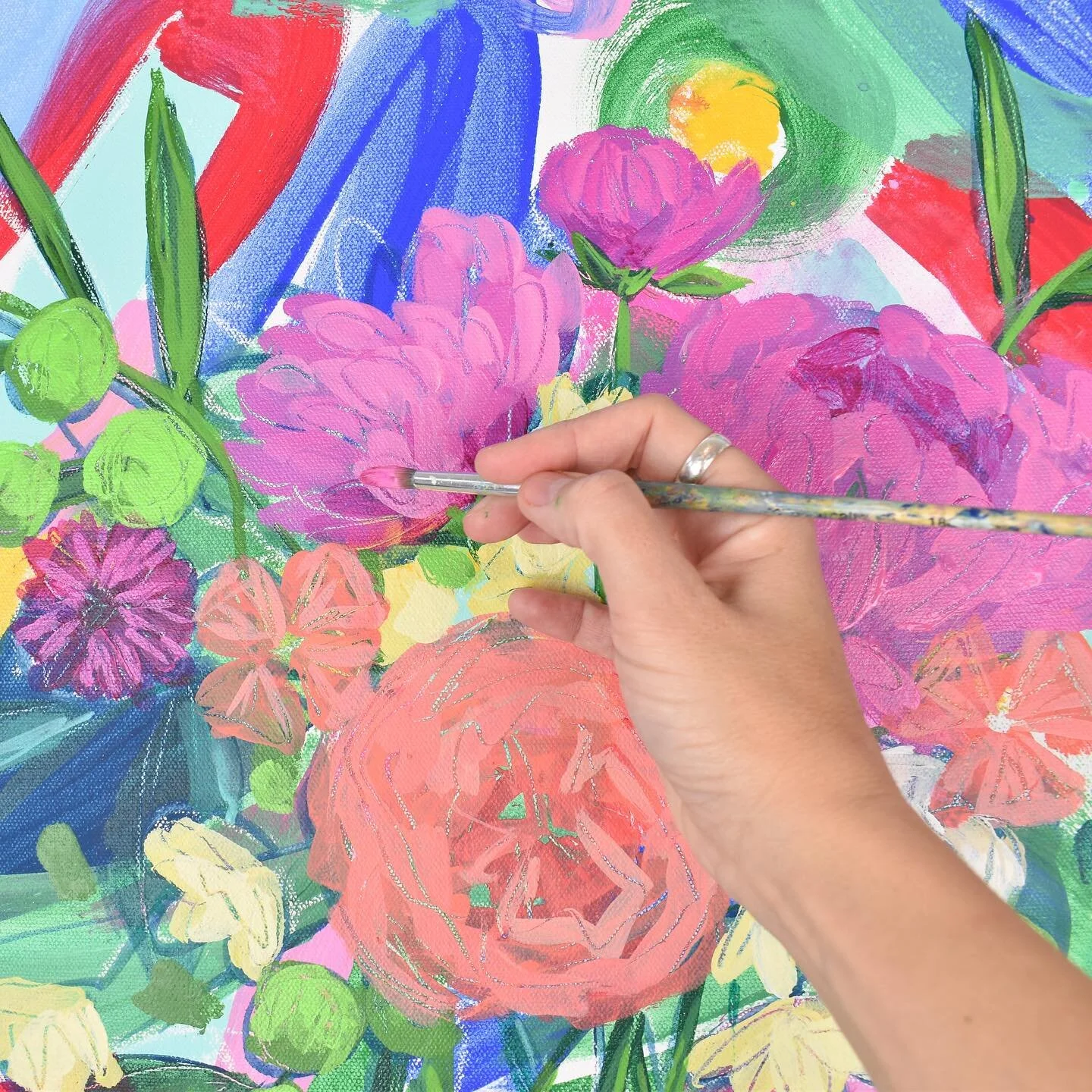 ALERT: major progress shot here 👀 
Can you believe this is how my paintings start off? First thing I do is paint a messy, colorful abstract mess underneath and then I create my flowers on top. Why? You might ask. Well having a pristine blank canvas 