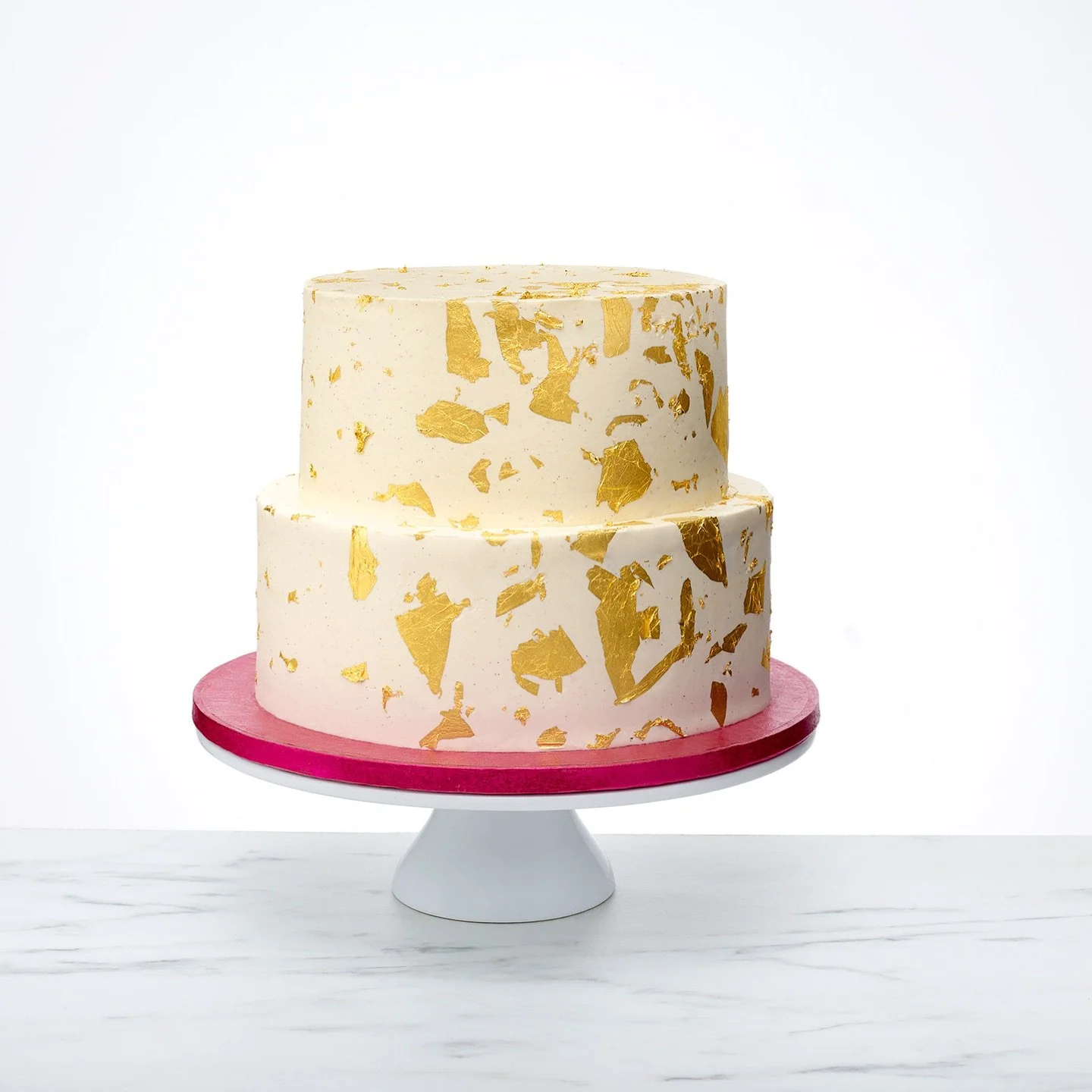 Elegance meets sweetness in our latest creation! 🍰
✨ A wedding masterpiece adorned with delicate gold leaf, crafted with love by Love and Cakes Paris. Because your special day deserves nothing but the best. 💛
 #WeddingCake #GoldLeafElegance #LoveAn