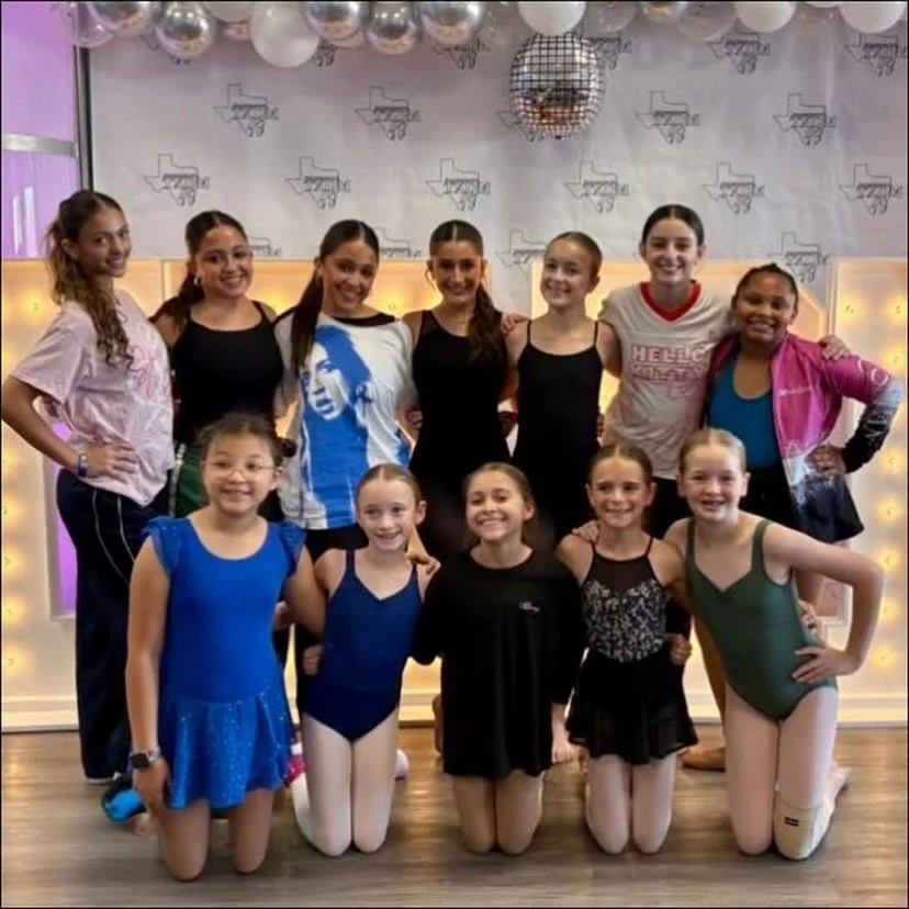 What an awesome convention weekend we had! Our dancers participated in classes all weekend long and some of our dancers auditioned on Friday night for scholarship auditions! Congratulations to Ryann, Kara, Lydia and Lillie for auditioning. Kara won 1