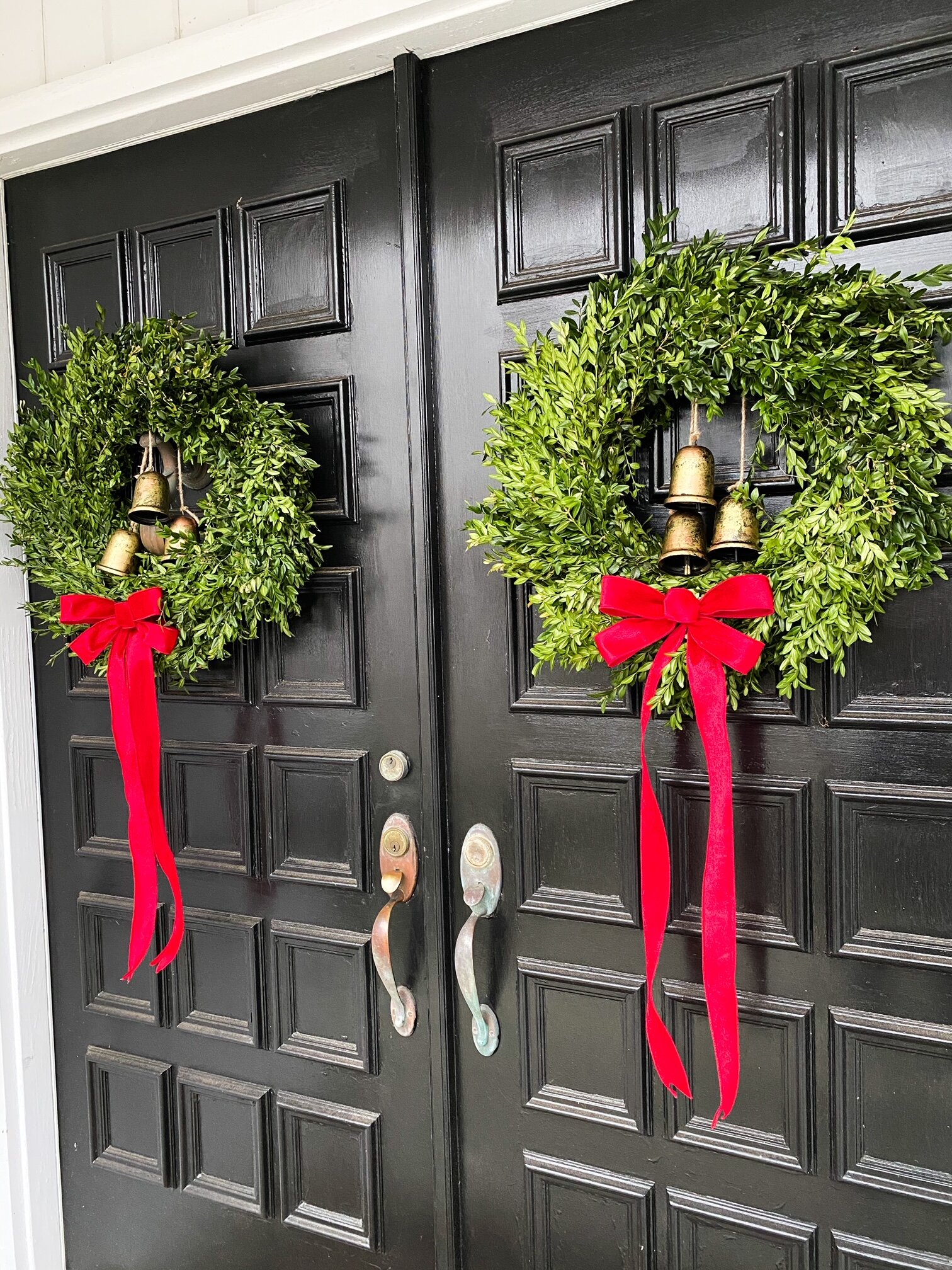 Classic Outdoor Christmas Decorations — The Green Robe
