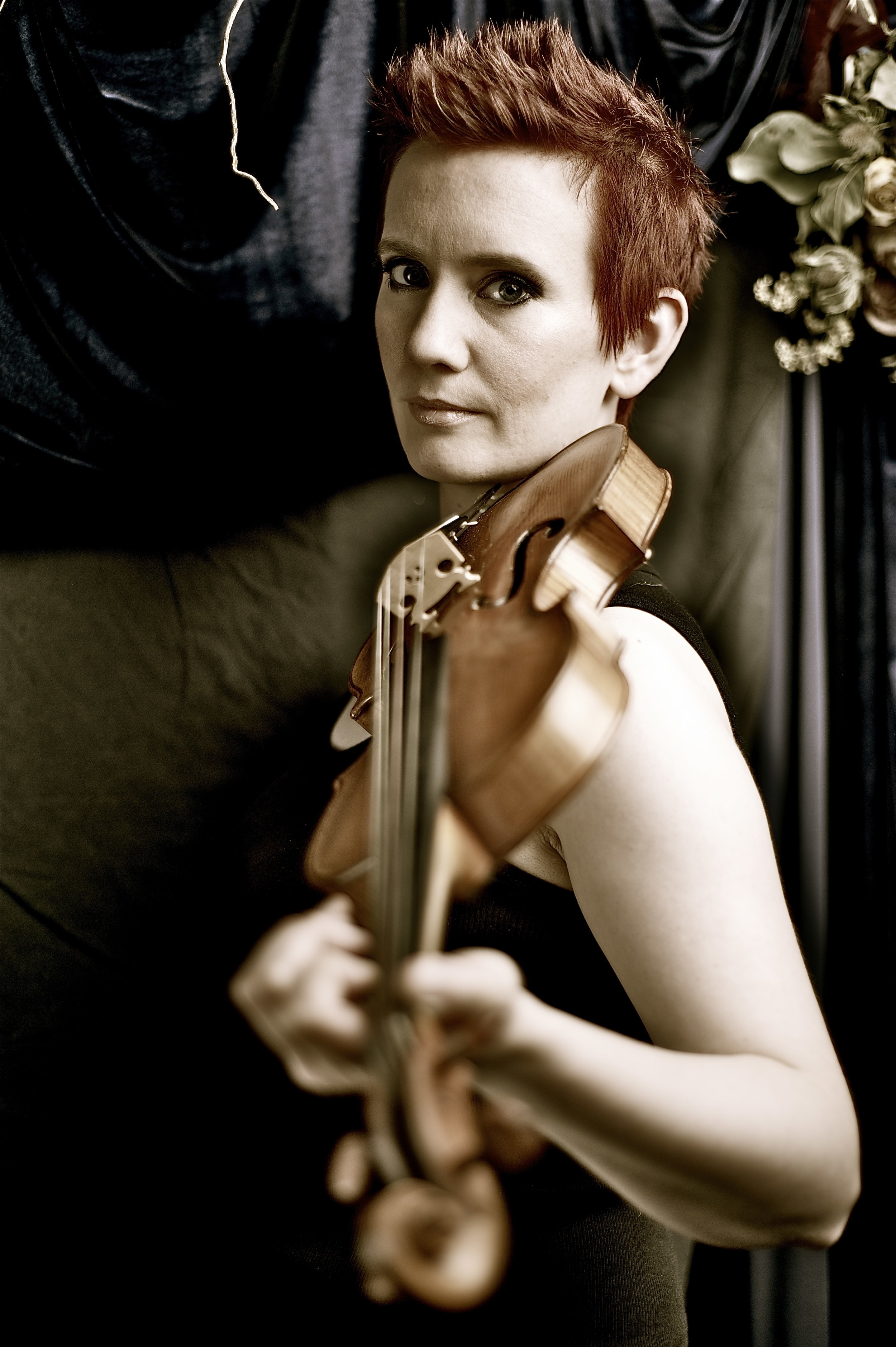 Aisslinn Nosky, violin