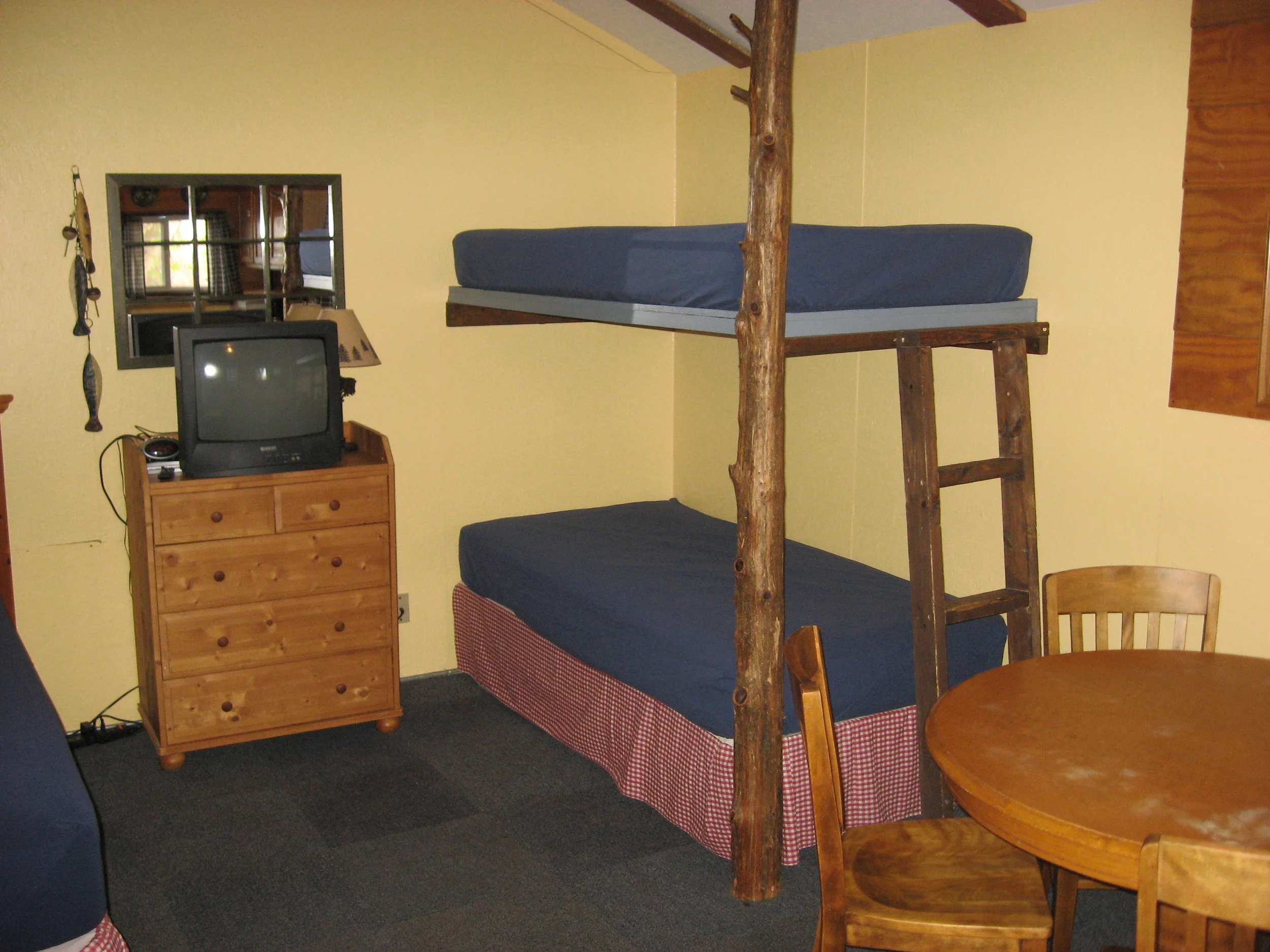 cabin1e.JPG