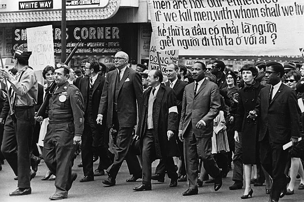 mlk-vietnam-march-chicago-1967-latimes.jpg