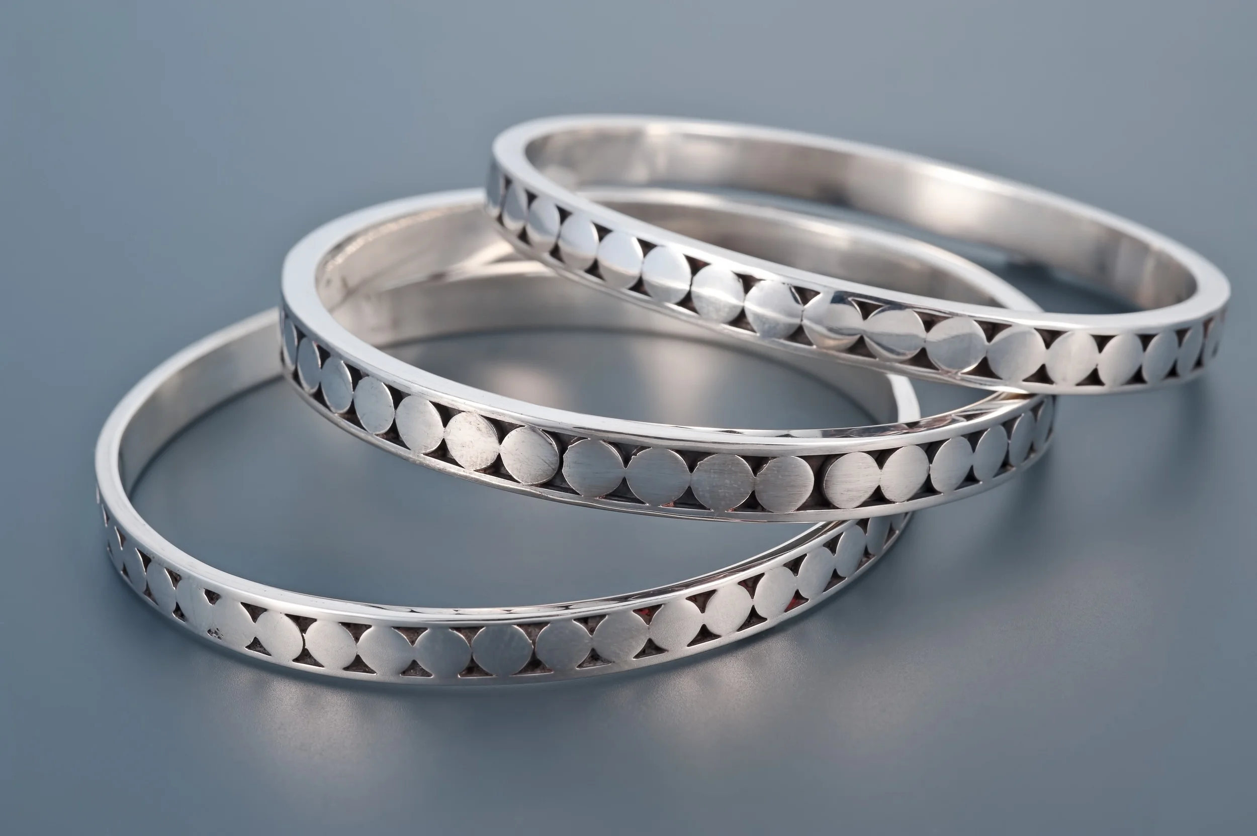   DOT BANGLE  