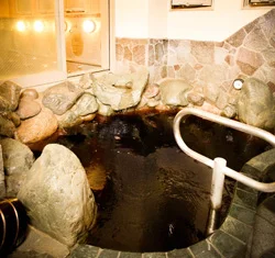 Black water hot spring ©www.shimizuyu.com