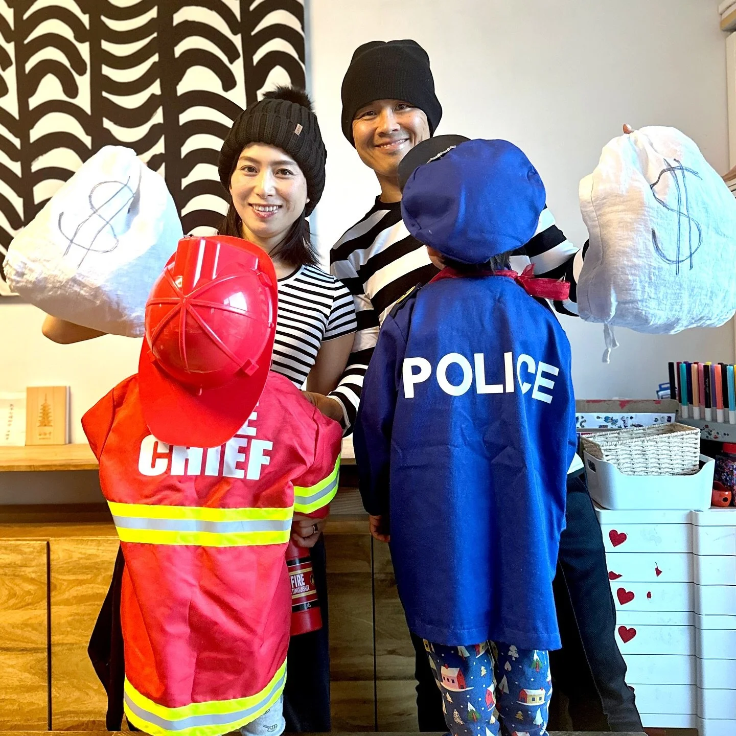 Who called 911!? Bank robbery was failed, and both parents are about to get arrested. Happy Halloween 🎃 

アメリカのインフレに耐えれなくなったので遂に銀行強盗をしてしまいました。お縄ちょうだいでブタ箱行きです。はっぴーハロウィン🎃

#happy 
#halloween 
#police 
#firefighter 
#robbery 
#costume 
#ハロウィン 
#コスプレ
