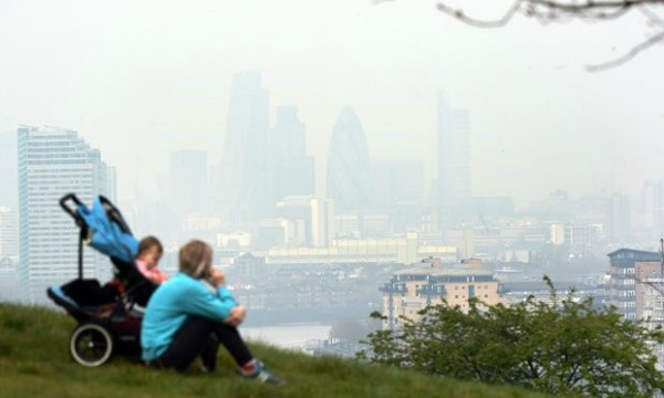 Photo 03: The view from Greenwich in London as pollution hangs over the city. Source .