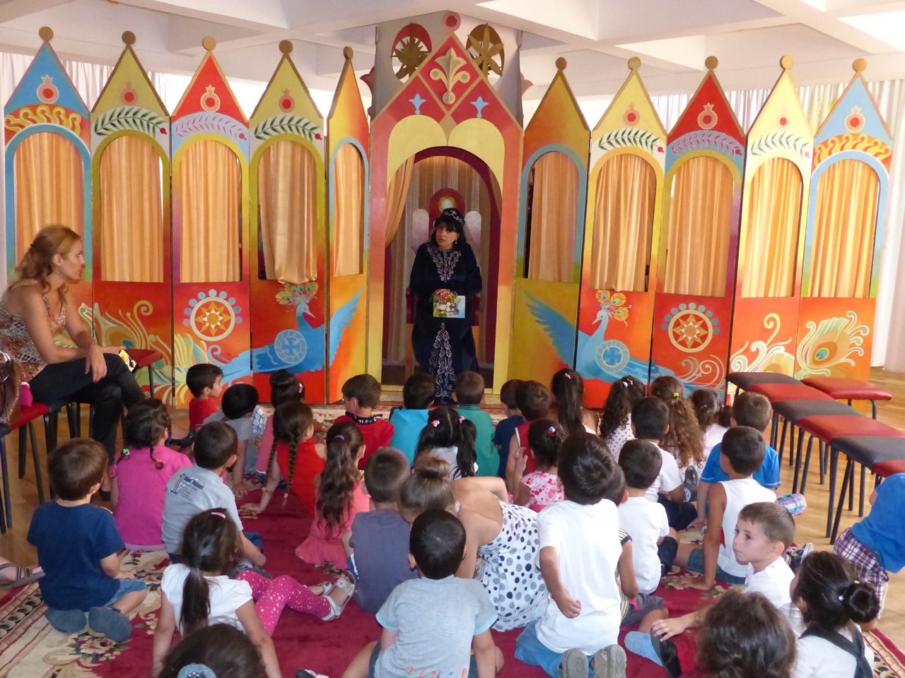 Crianças a escutar um contador de histórias na Biblioteca Nacional Infantil da Arménia. (Rouben Galichian)