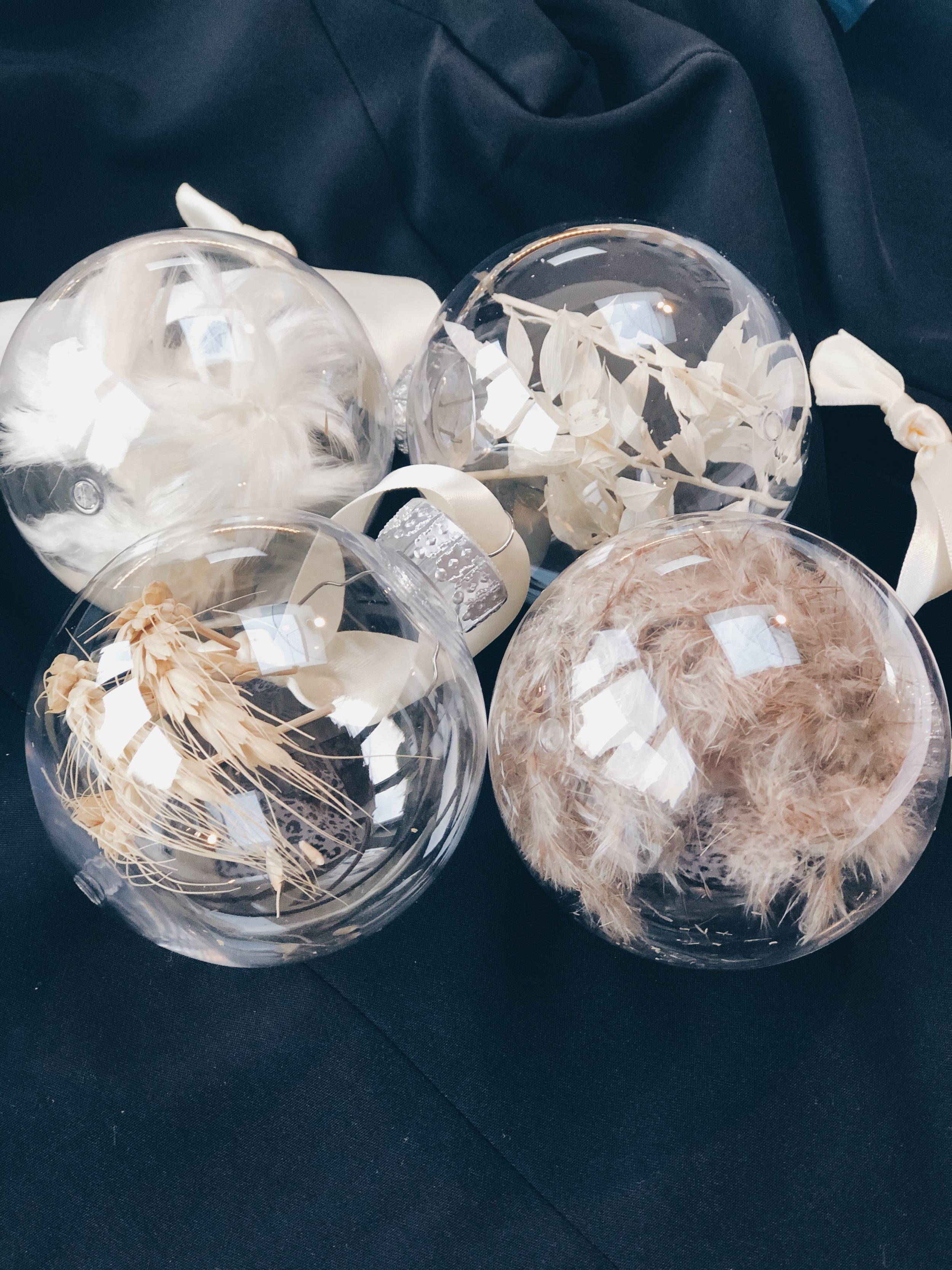4 x 80mm Pampas Grass / Dired Flower Christmas Bauble, Ivory Satin Ribbon – Set 1