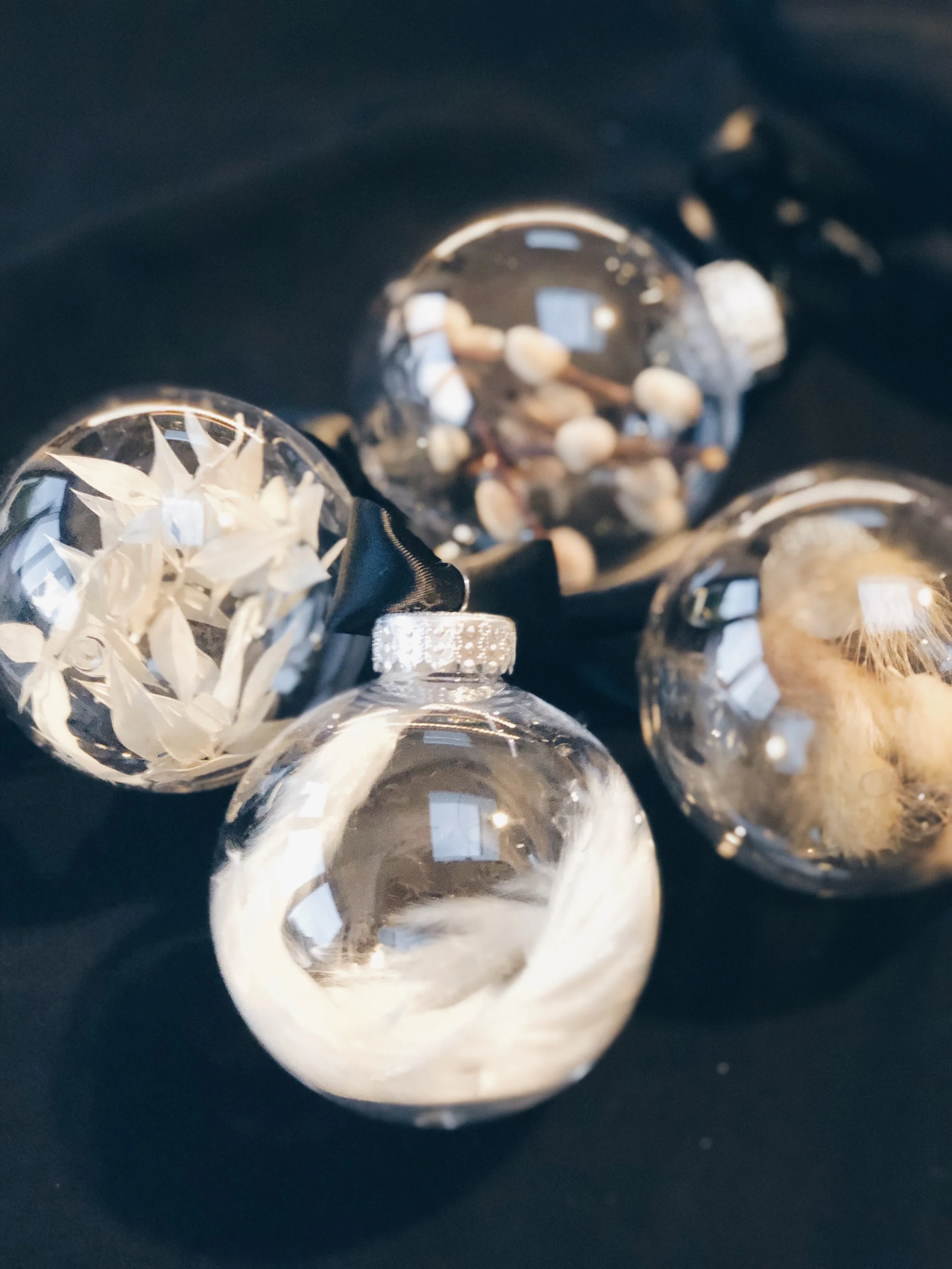 4 x 80mm Pampas Grass / Dried Flower Christmas Bauble, Black Satin Ribbon – Set 7