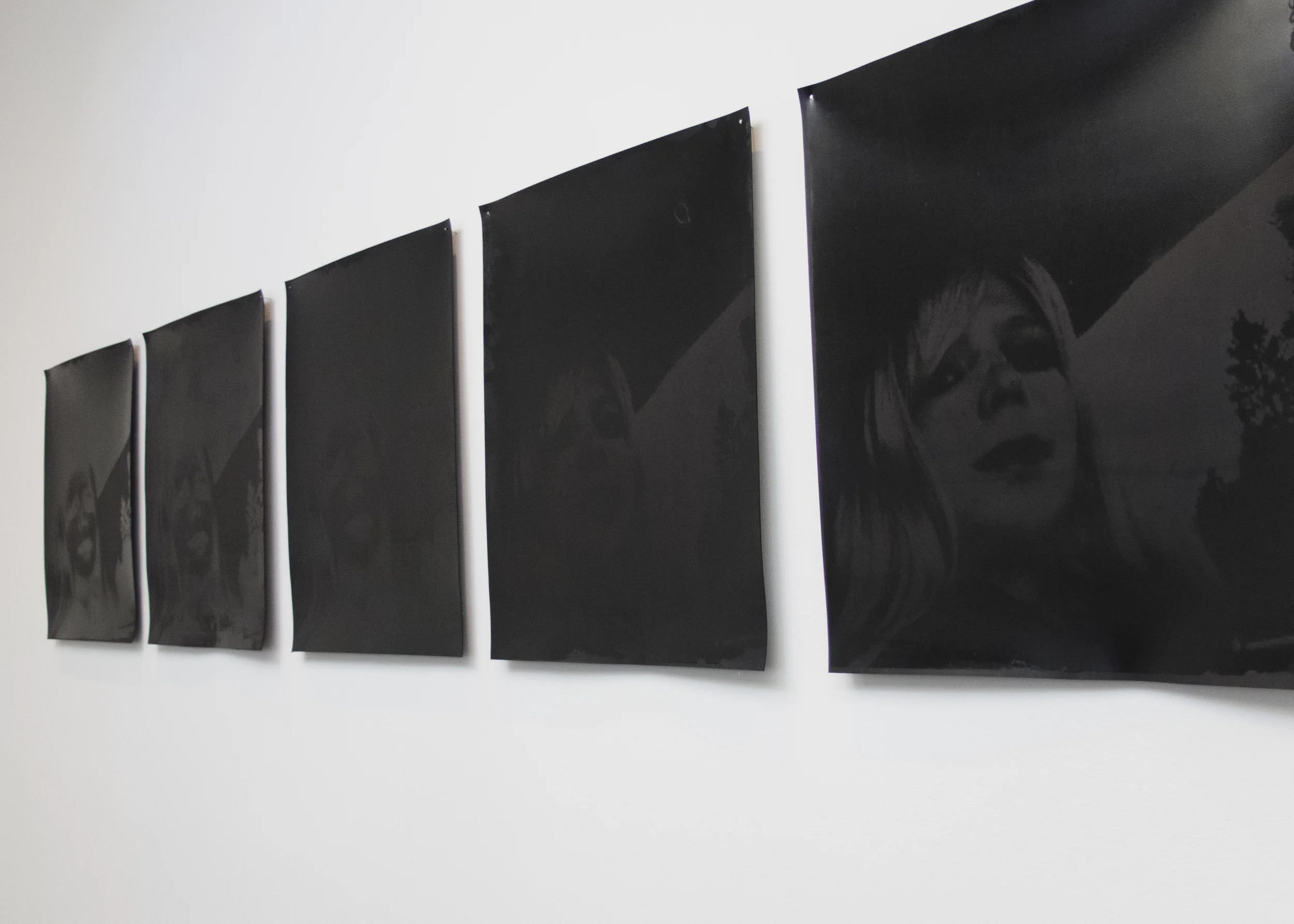 Myriam Ziehli, vue d'exposition "La vengeance de Mathilde", de la série "Sins and Miracles, sérigraphie, 2013