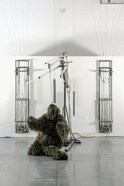 Nicolas Darrot, "Ariel", parachutes, ghillie suit, vérins pneumatiques, 2016. Photo © M. Domage / L. Catelan