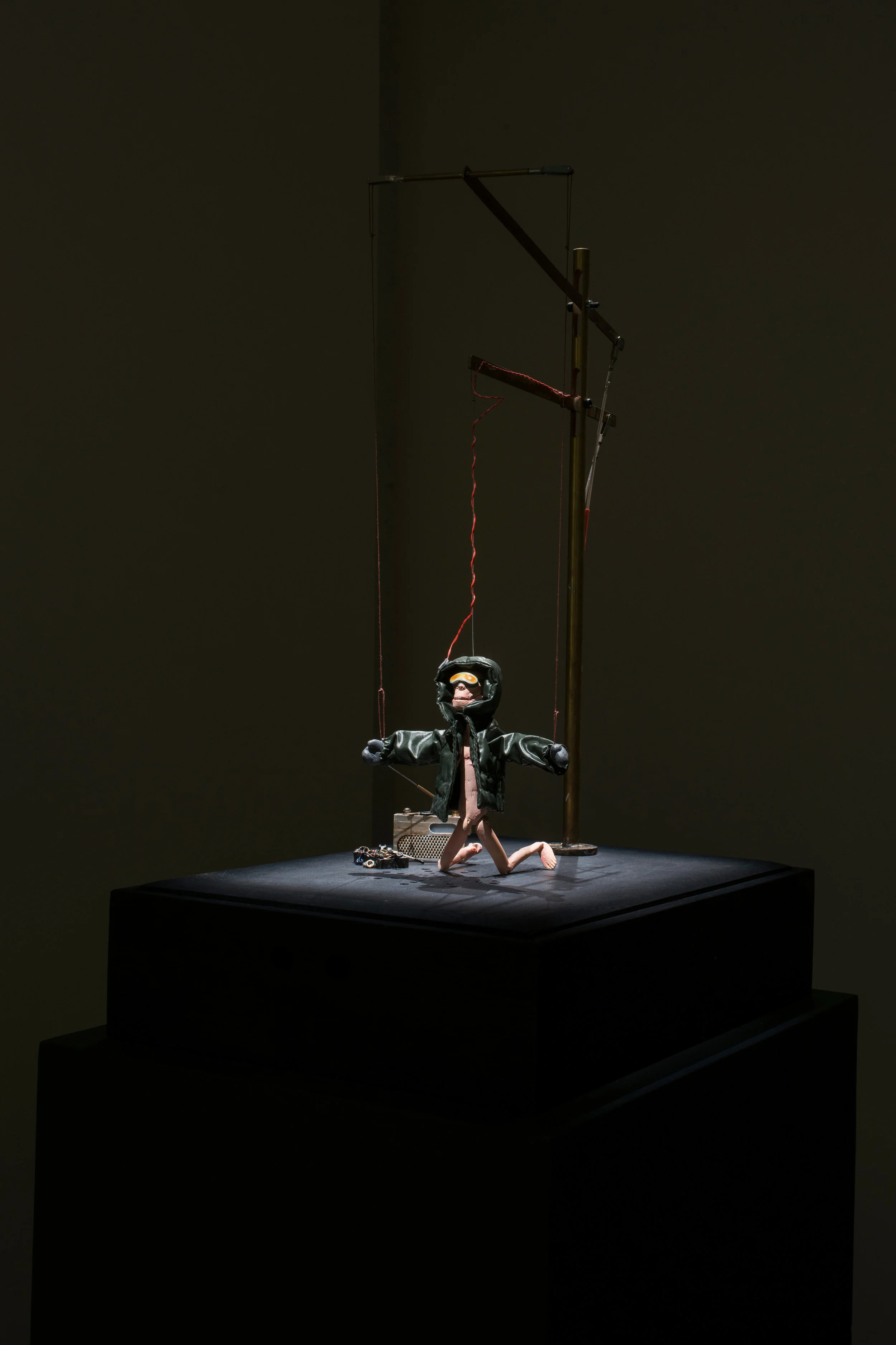 Nicolas Darrot, "Spleen de l'électron", matériaux divers et servomoteurs, dispositif sonore, 35 x 60 x 45 cm, 2017.