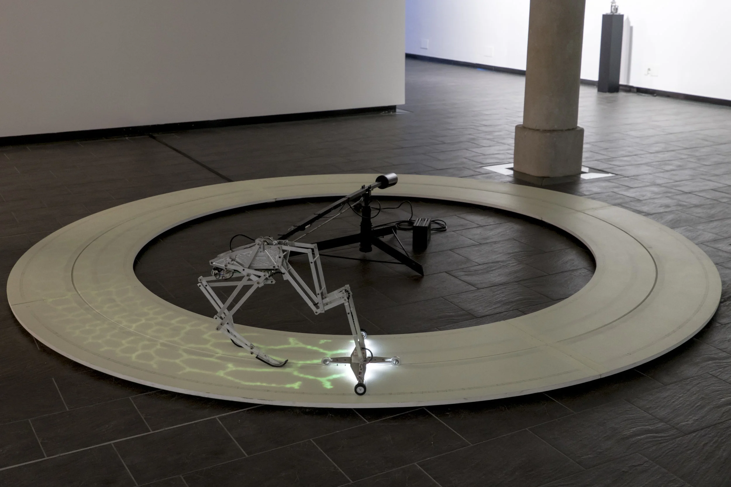 Nicolas Darrot, "Les parfums", peinture phosphorescente, matériaux divers, programmation Olivier Dadoun, 52 x 380 x 380 cm, 2016.